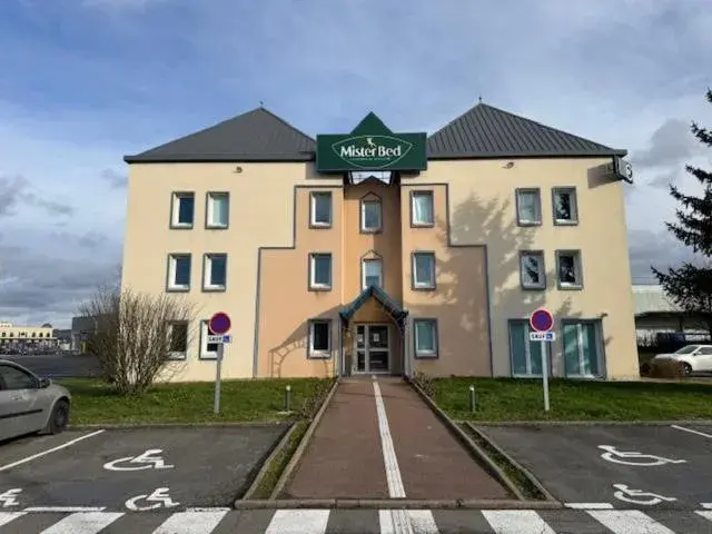 Property building in Mister Bed Saran Property building in Mister Bed Saran