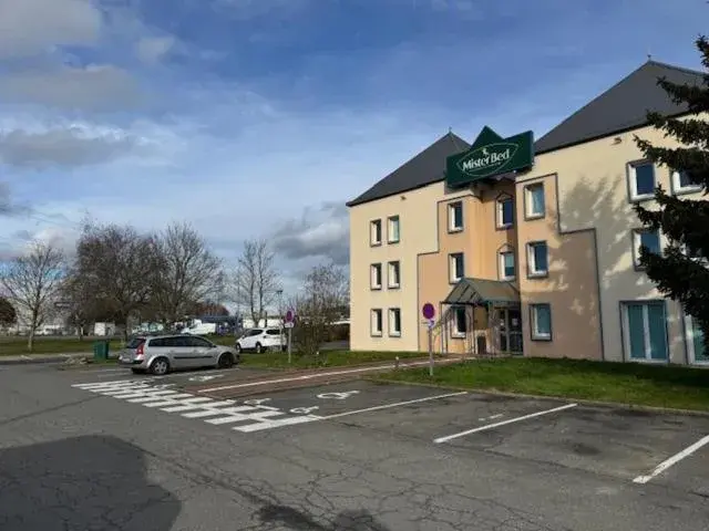 Property building in Mister Bed Saran Property building in Mister Bed Saran