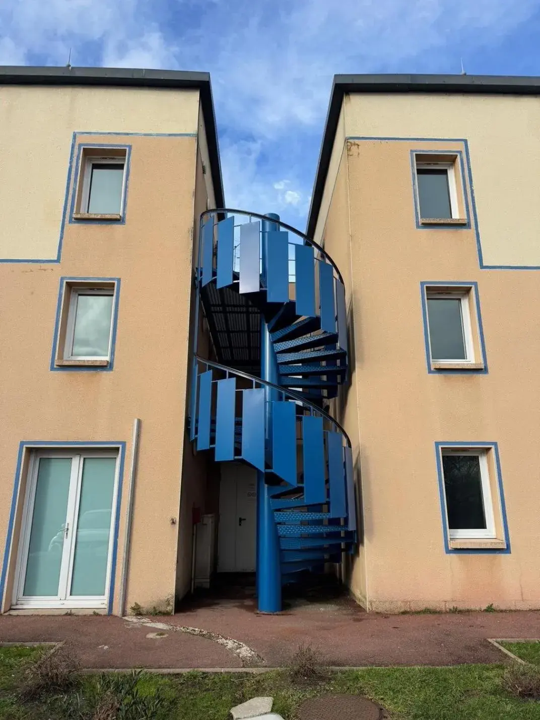 Property building in Mister Bed Saran Property building in Mister Bed Saran