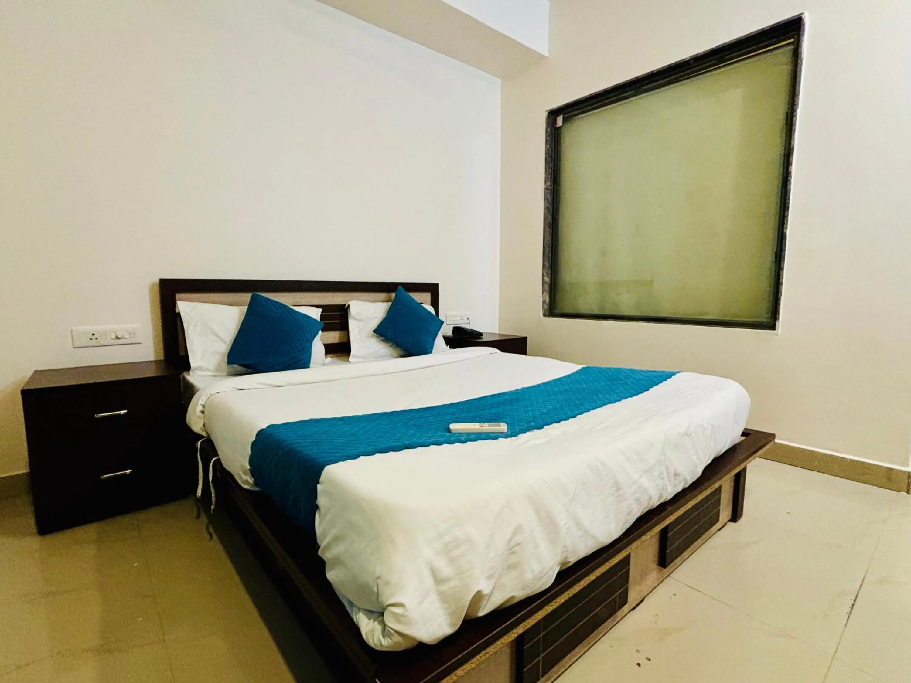 Bedroom, Bed in Silver Key Suites