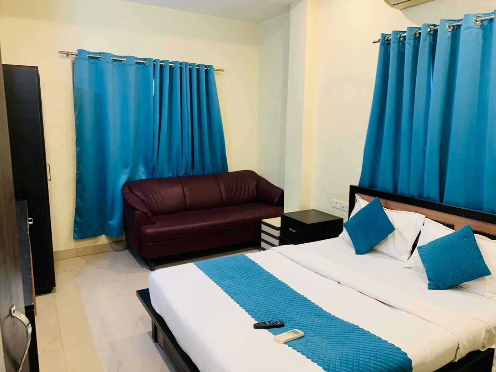 Seating area, Bed in Silver Key Suites