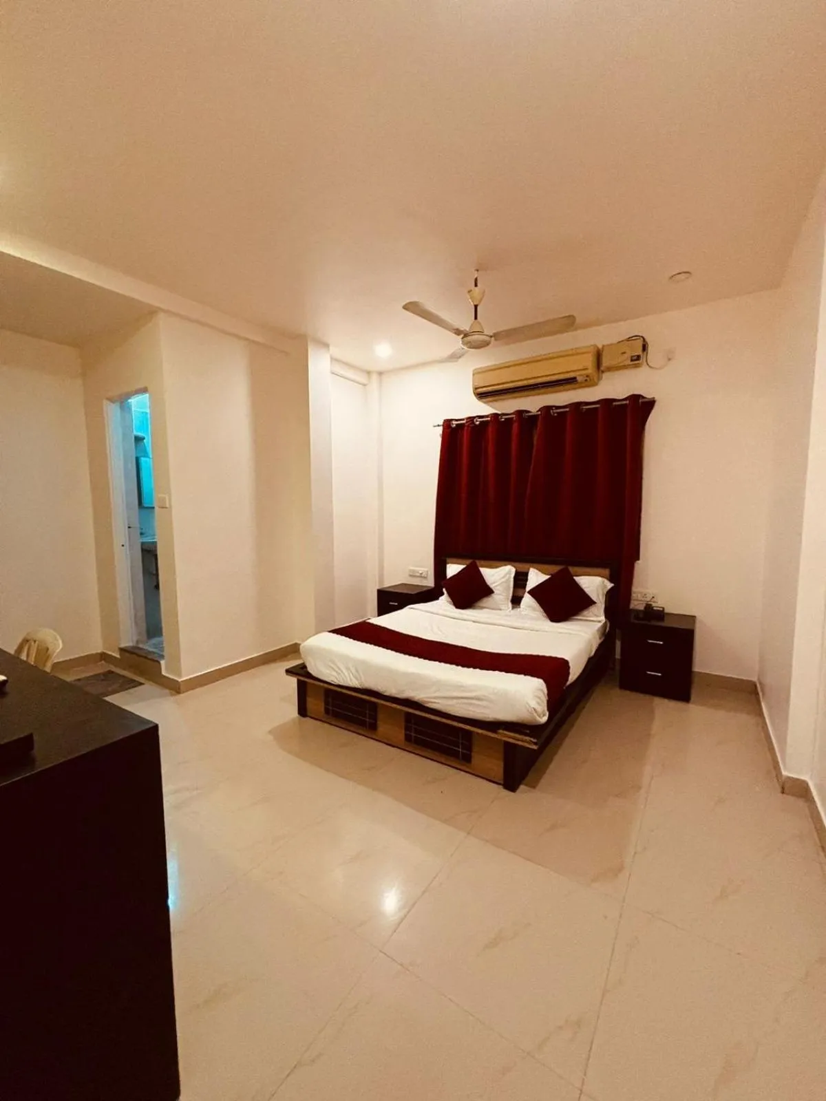 Bedroom, Bed in Silver Key Suites