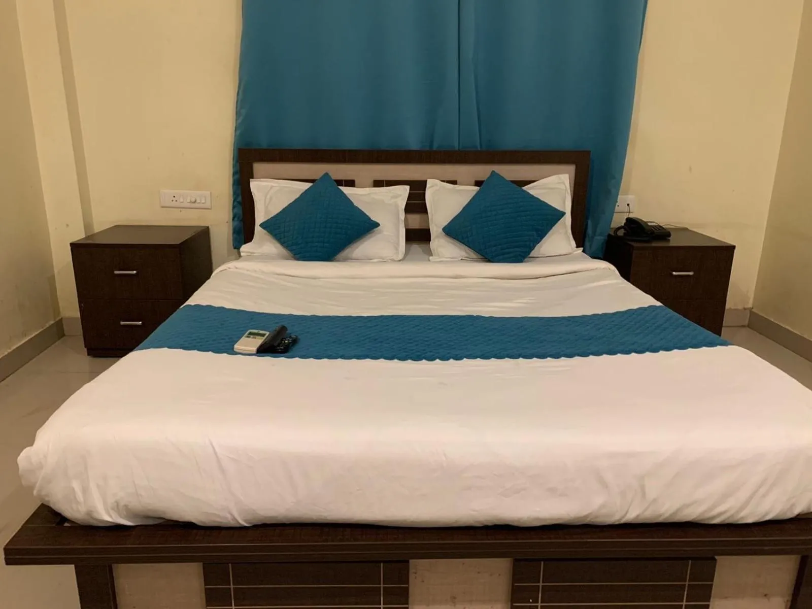 Bedroom, Bed in Silver Key Suites