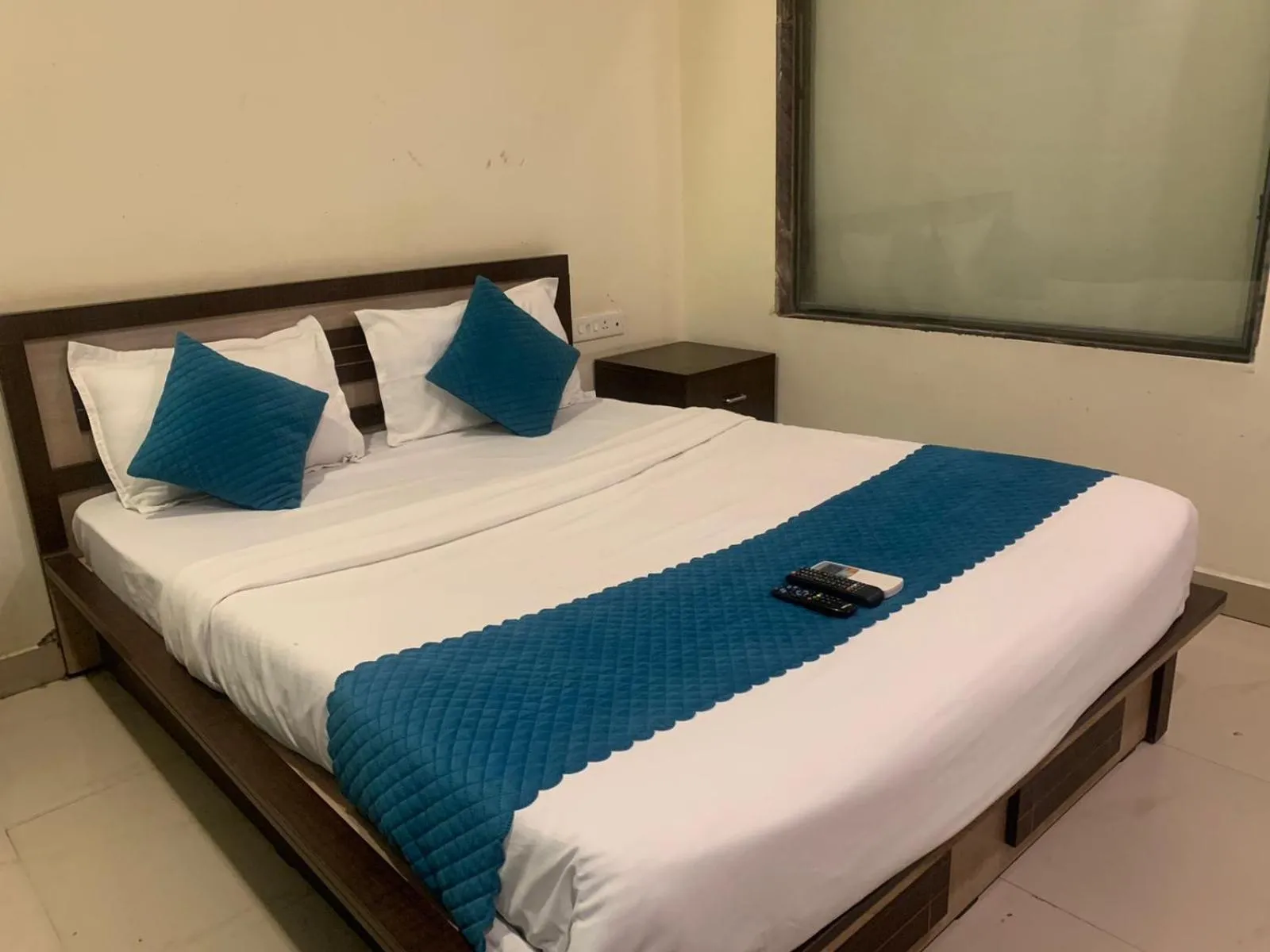 Bedroom, Bed in Silver Key Suites