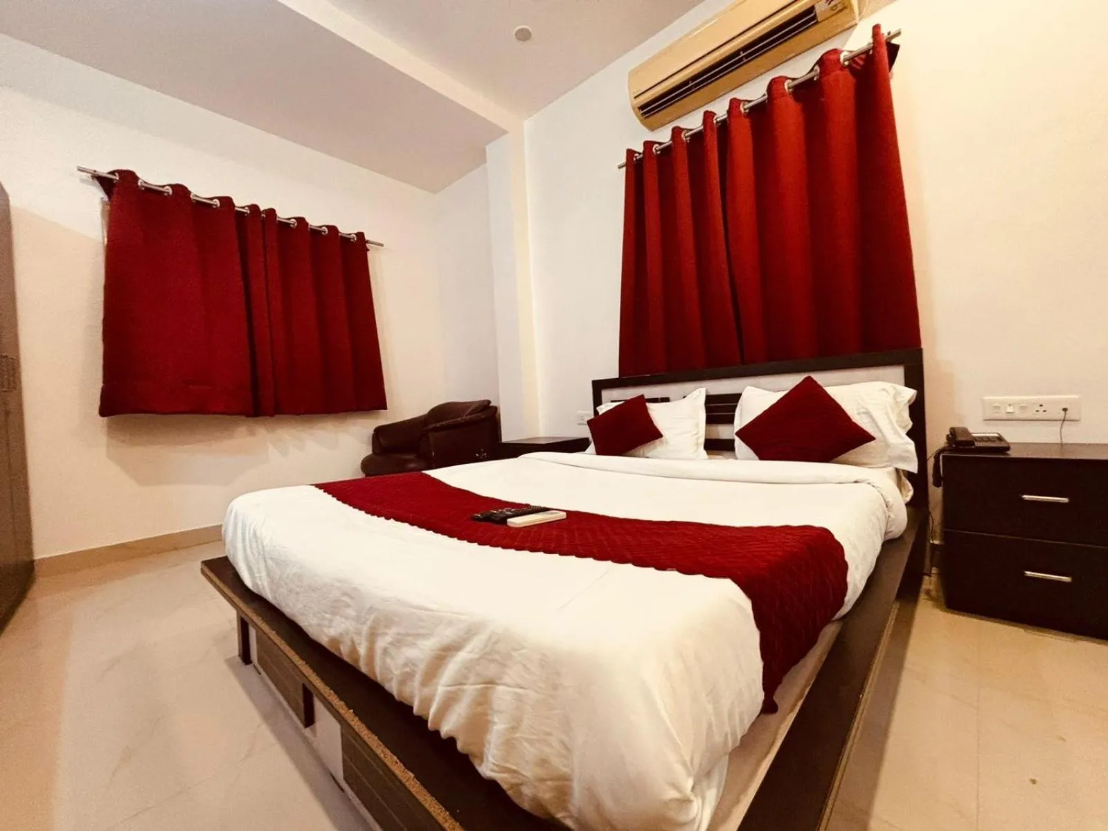 Bedroom, Bed in Silver Key Suites
