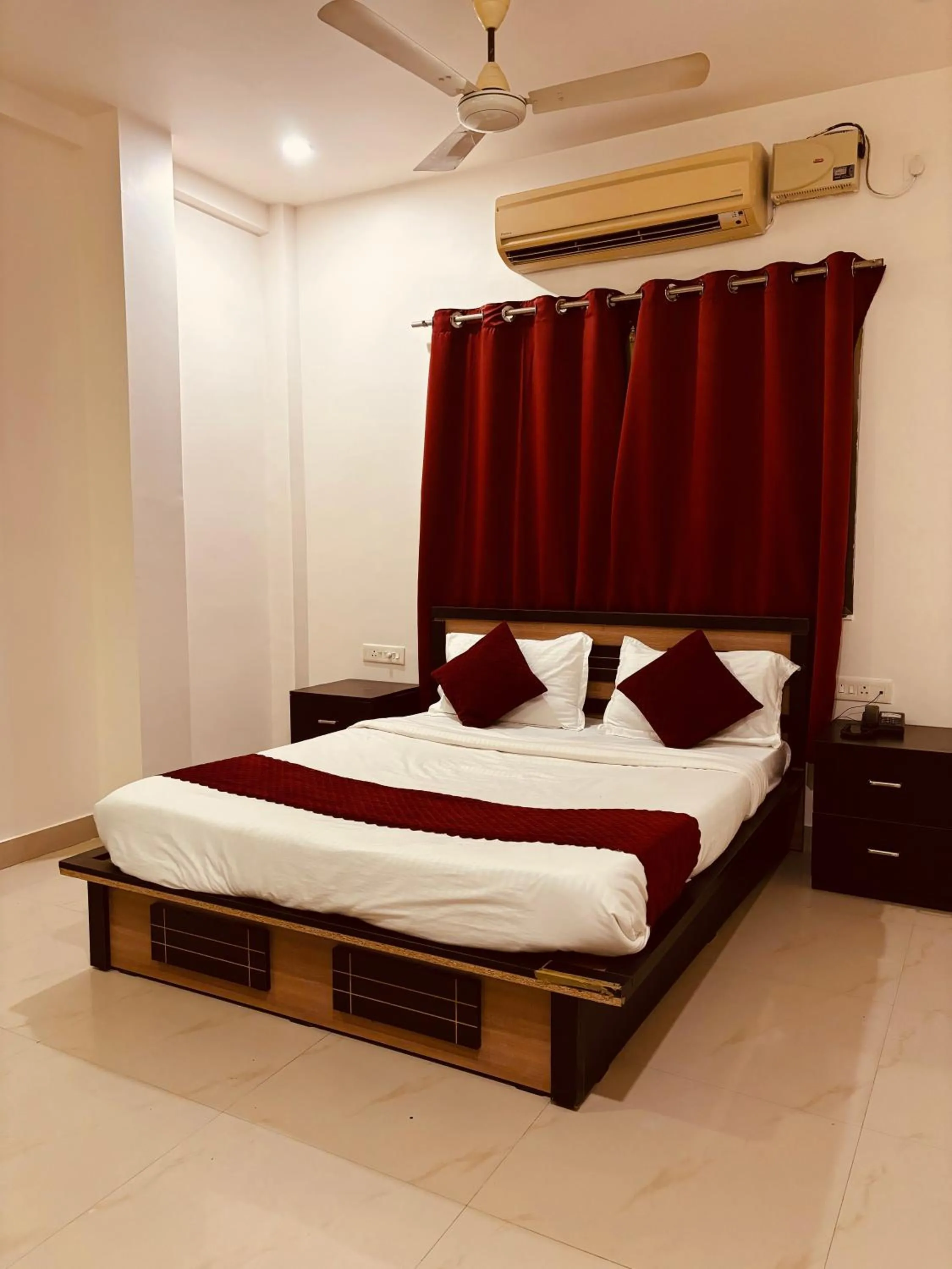 Bedroom, Bed in Silver Key Suites