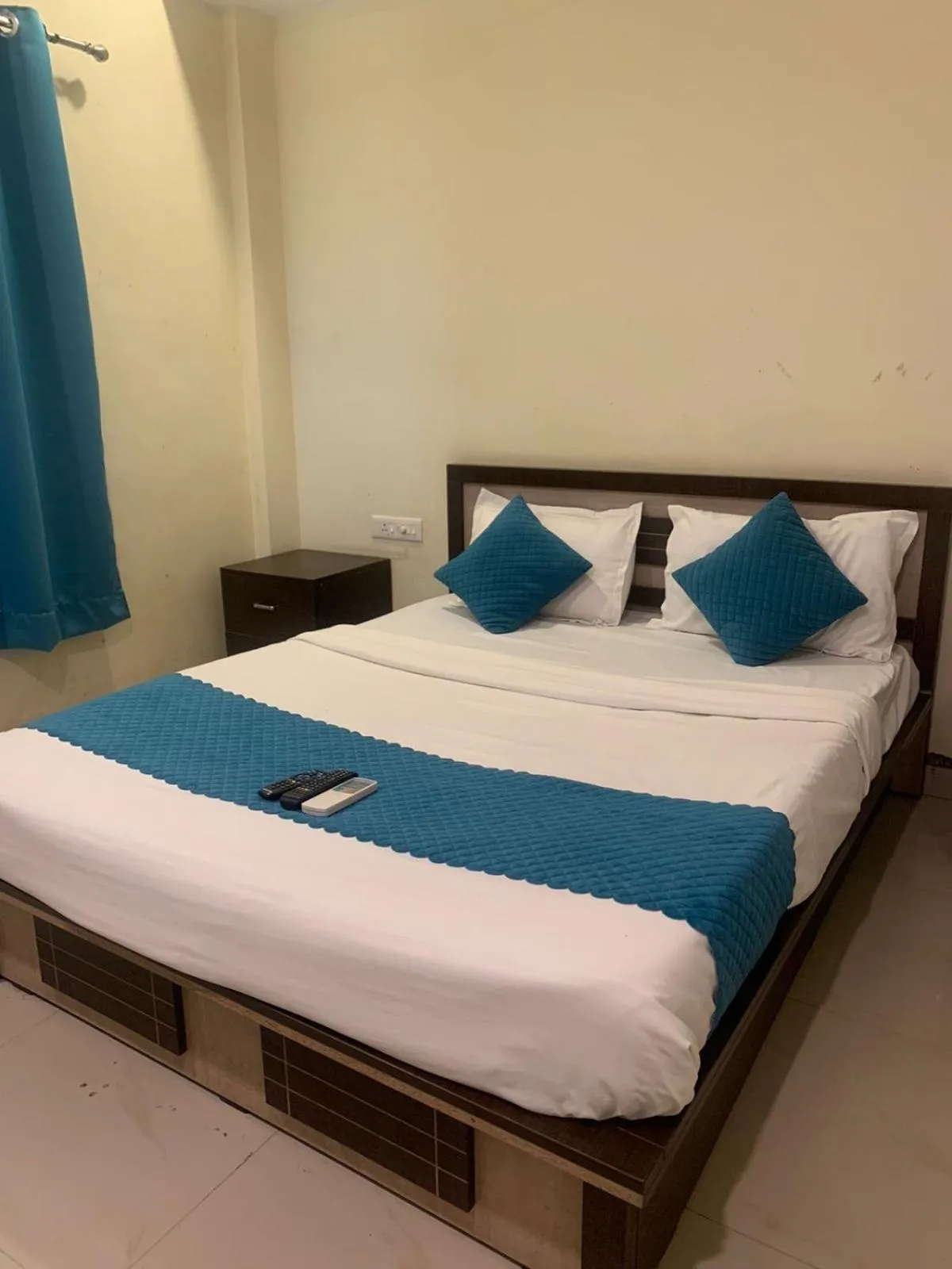 Bedroom, Bed in Silver Key Suites