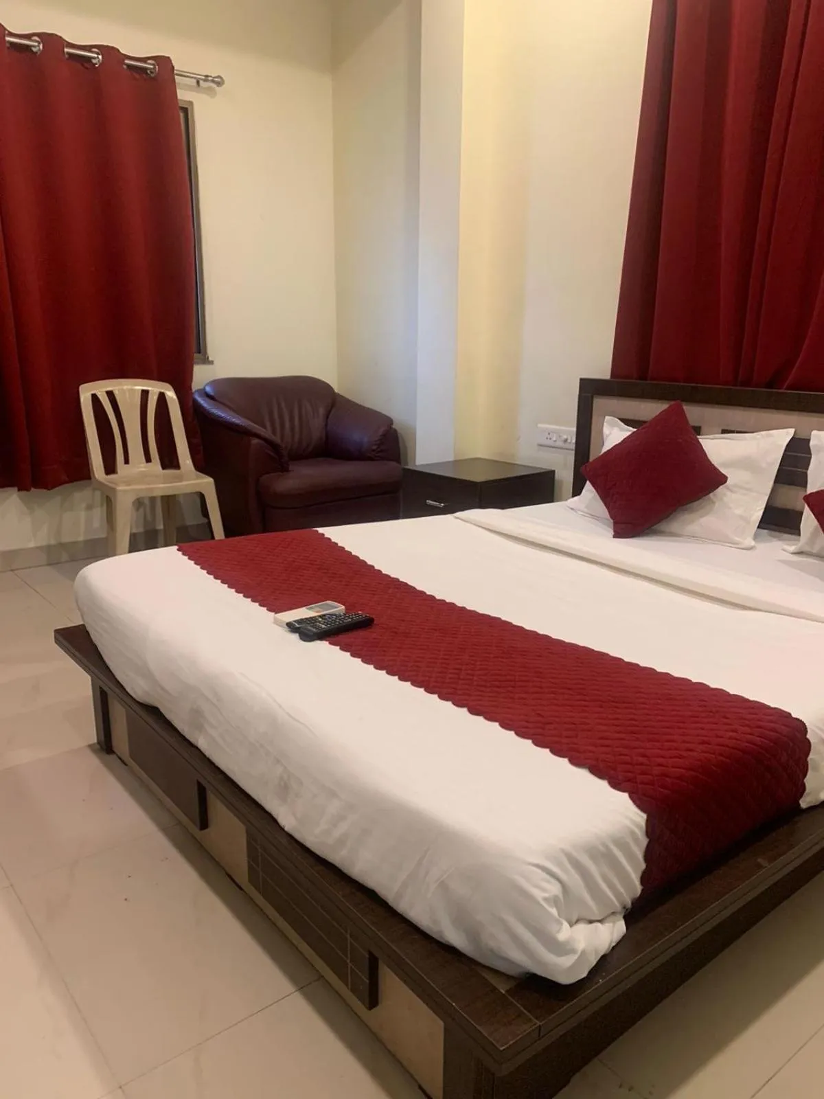 Bedroom, Bed in Silver Key Suites