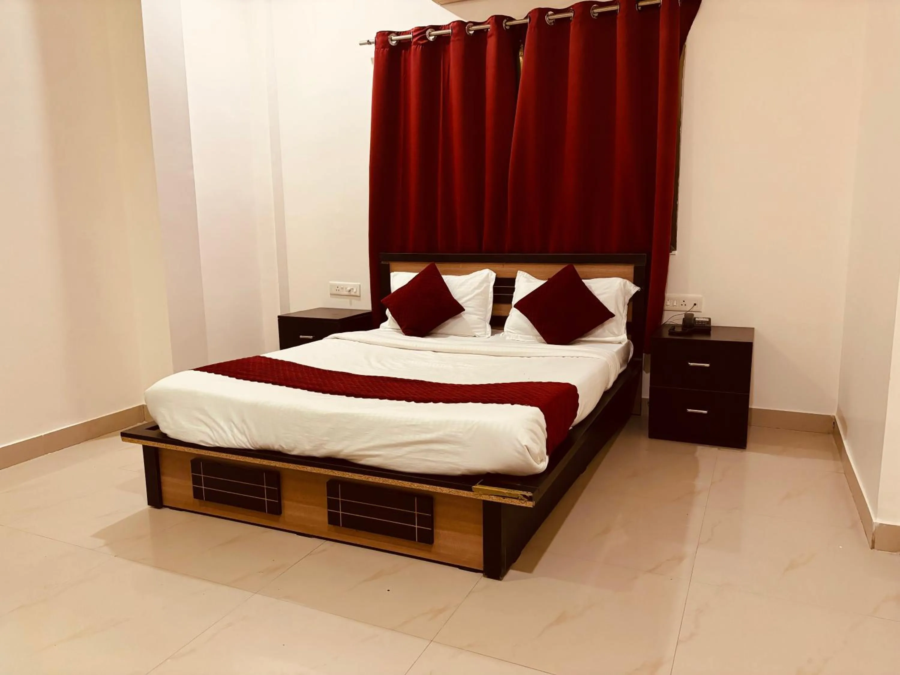 Bedroom, Bed in Silver Key Suites
