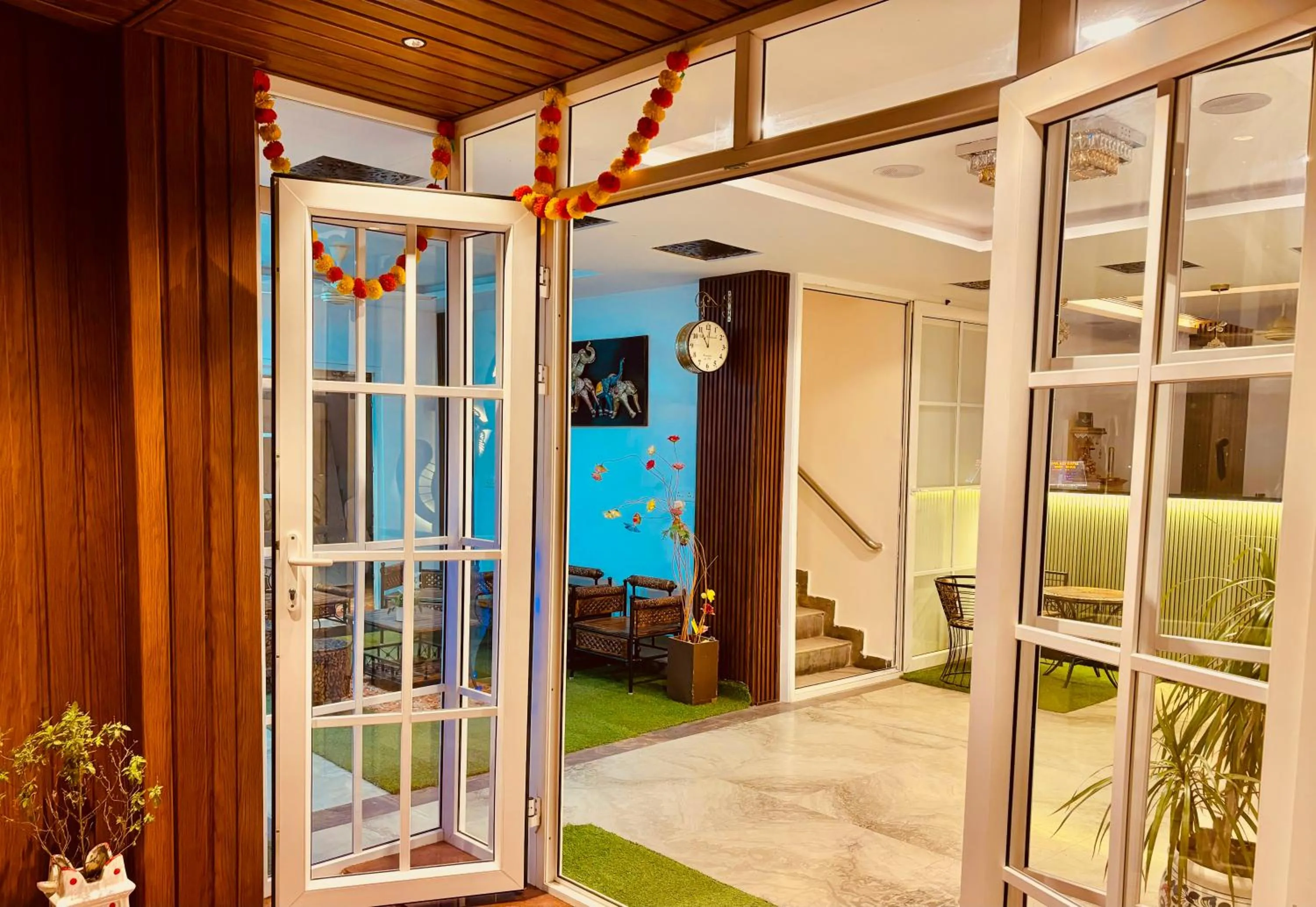 Facade/entrance in Silver Key Suites