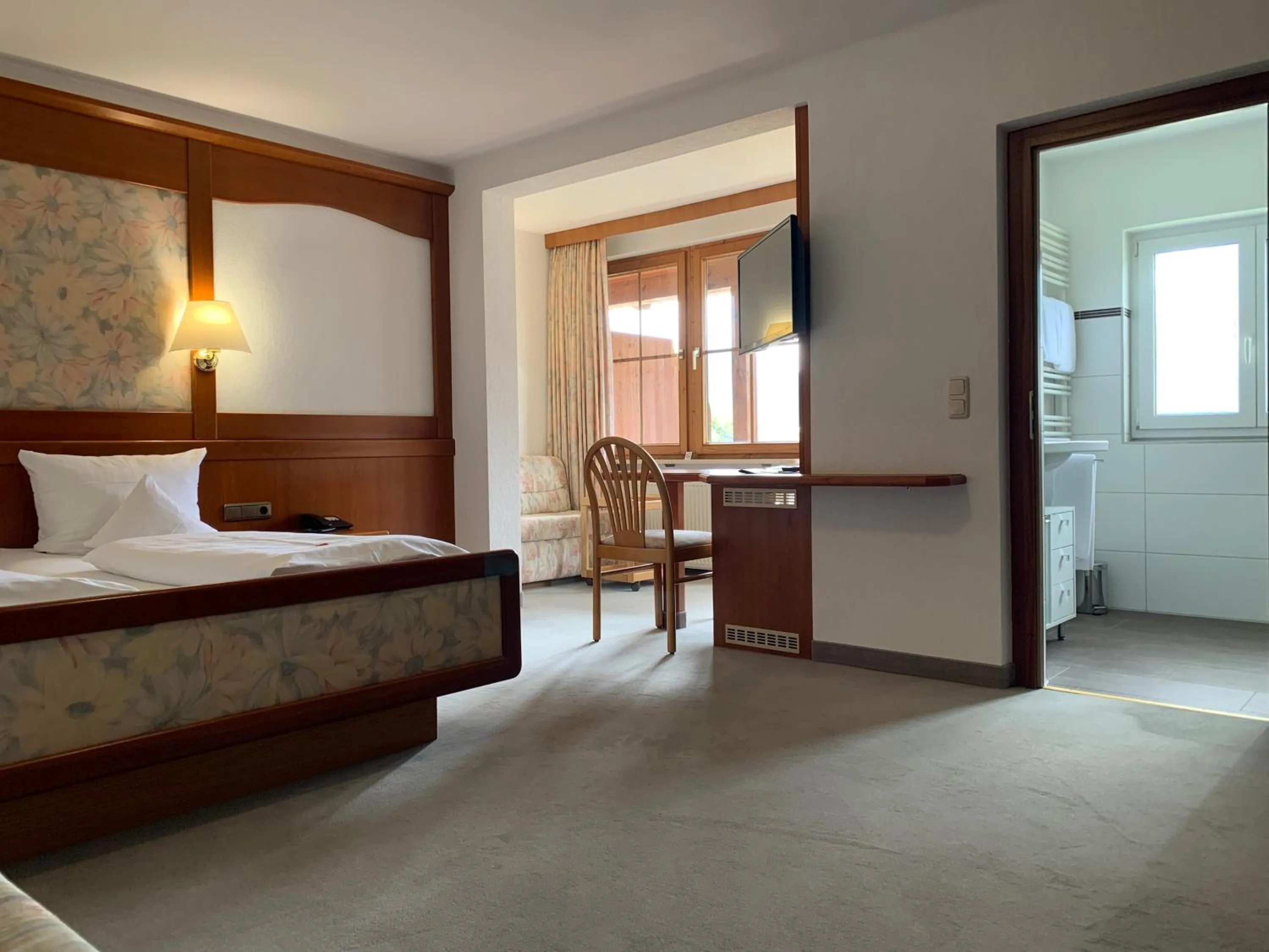 Photo of the whole room, Bed in Alpenhotel Sonneck - mit Bergbahnticket