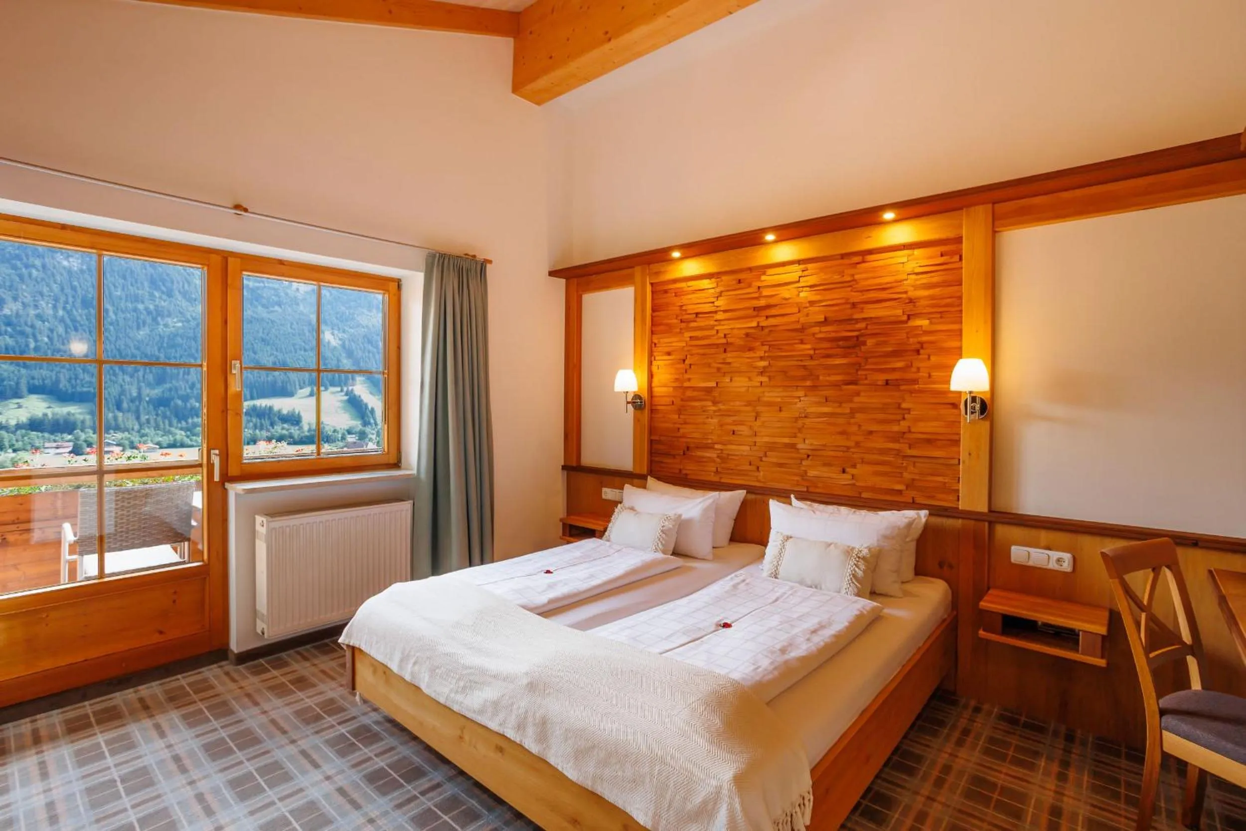 Photo of the whole room, Bed in Alpenhotel Sonneck - mit Bergbahnticket