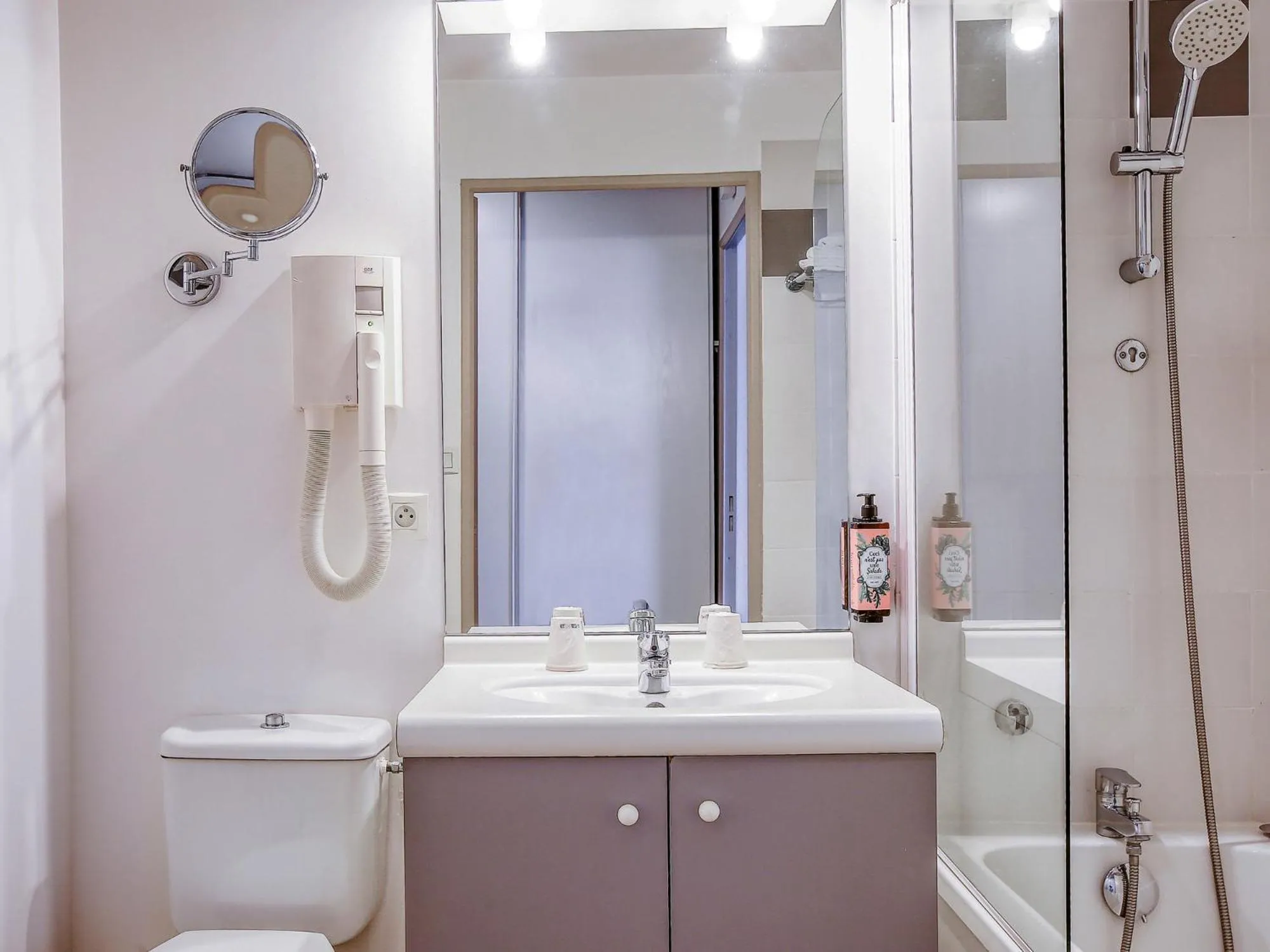 Bathroom in Séjours & Affaires Angers Atrium