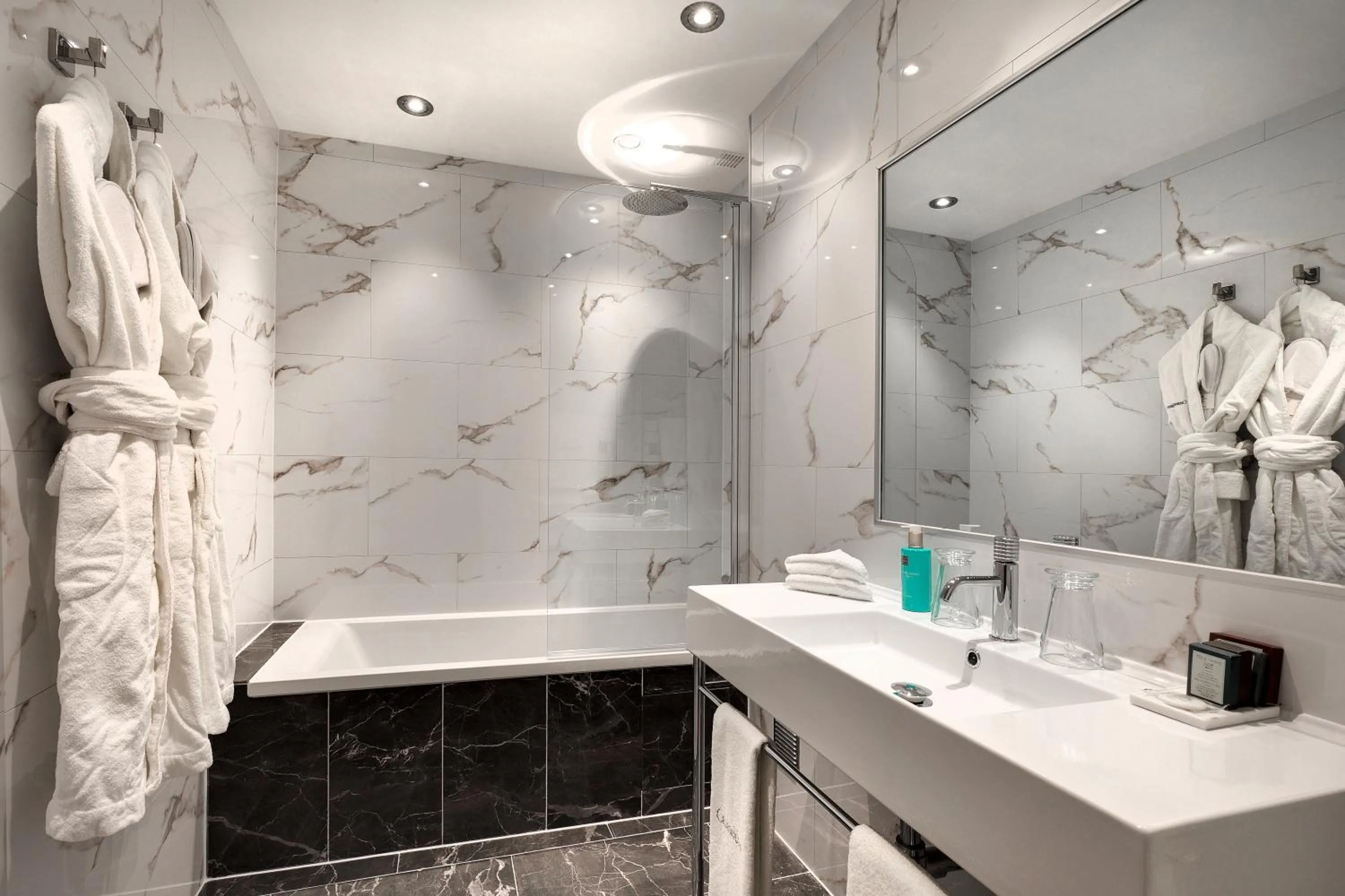 Bathroom in CAZAUDEHORE Hôtel Restaurant Gastronomique Terrasse et Jardins