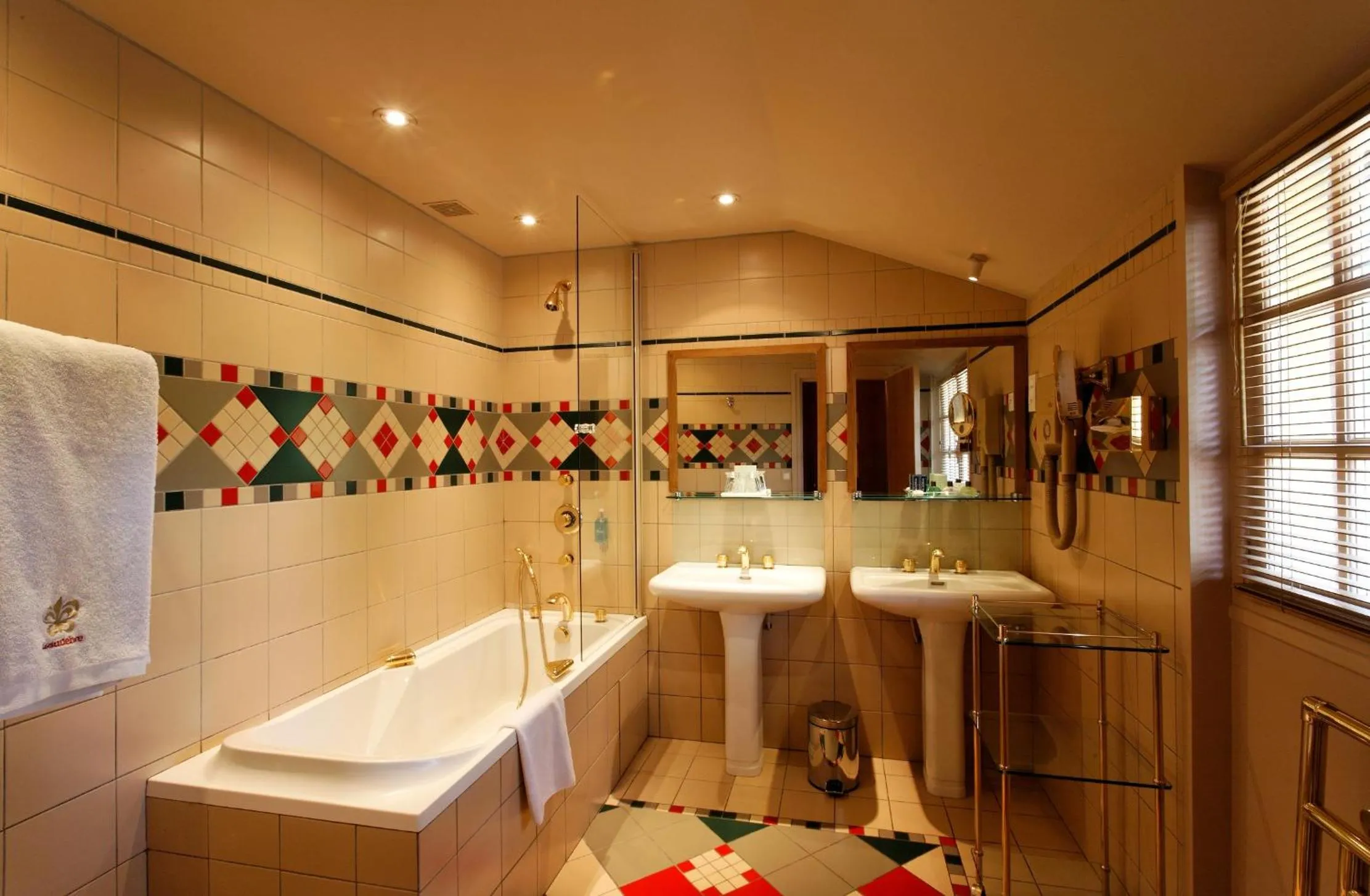 Bathroom in CAZAUDEHORE Hôtel Restaurant Gastronomique Terrasse et Jardins