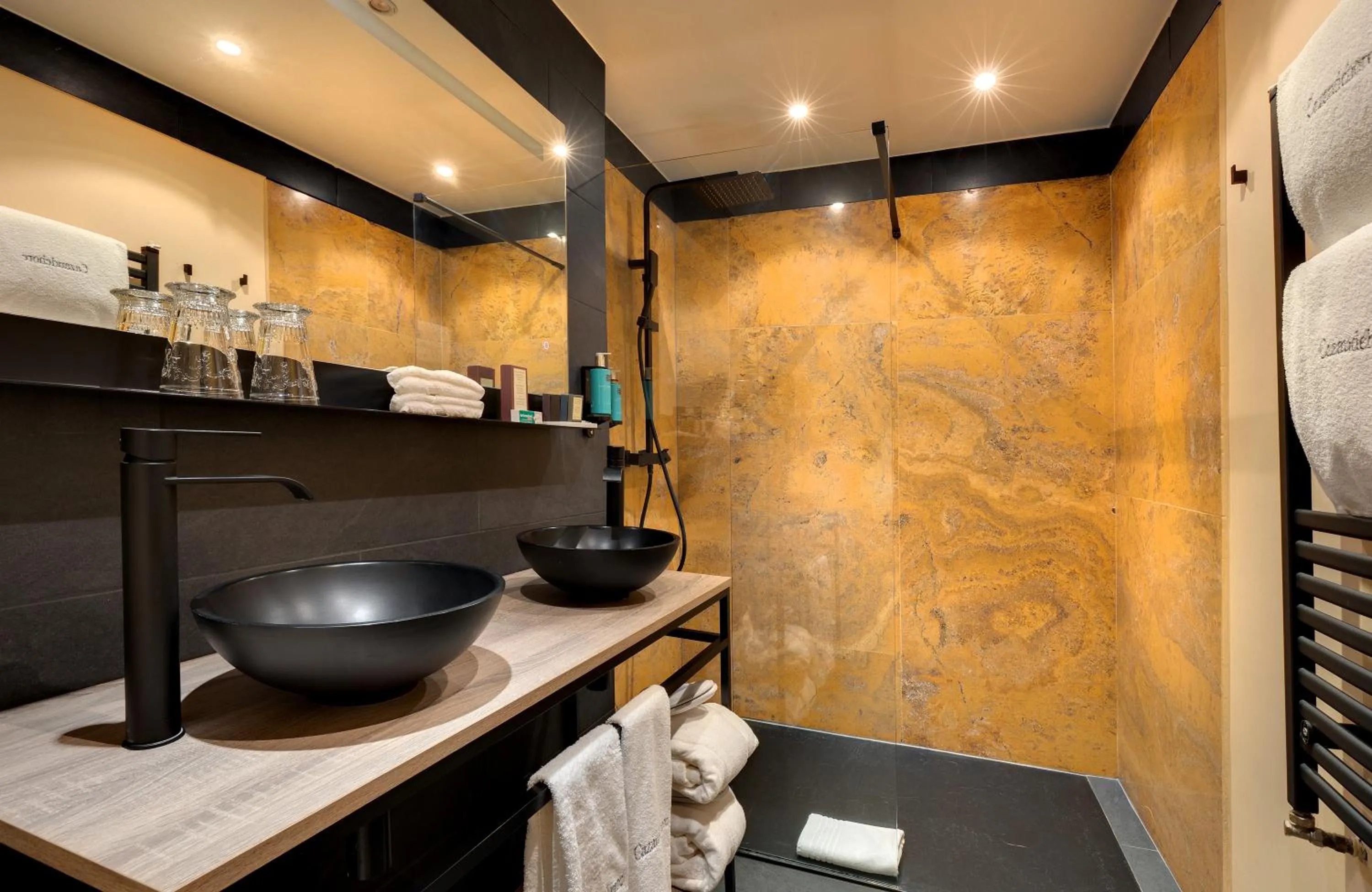 Bathroom in CAZAUDEHORE Hôtel Restaurant Gastronomique Terrasse et Jardins