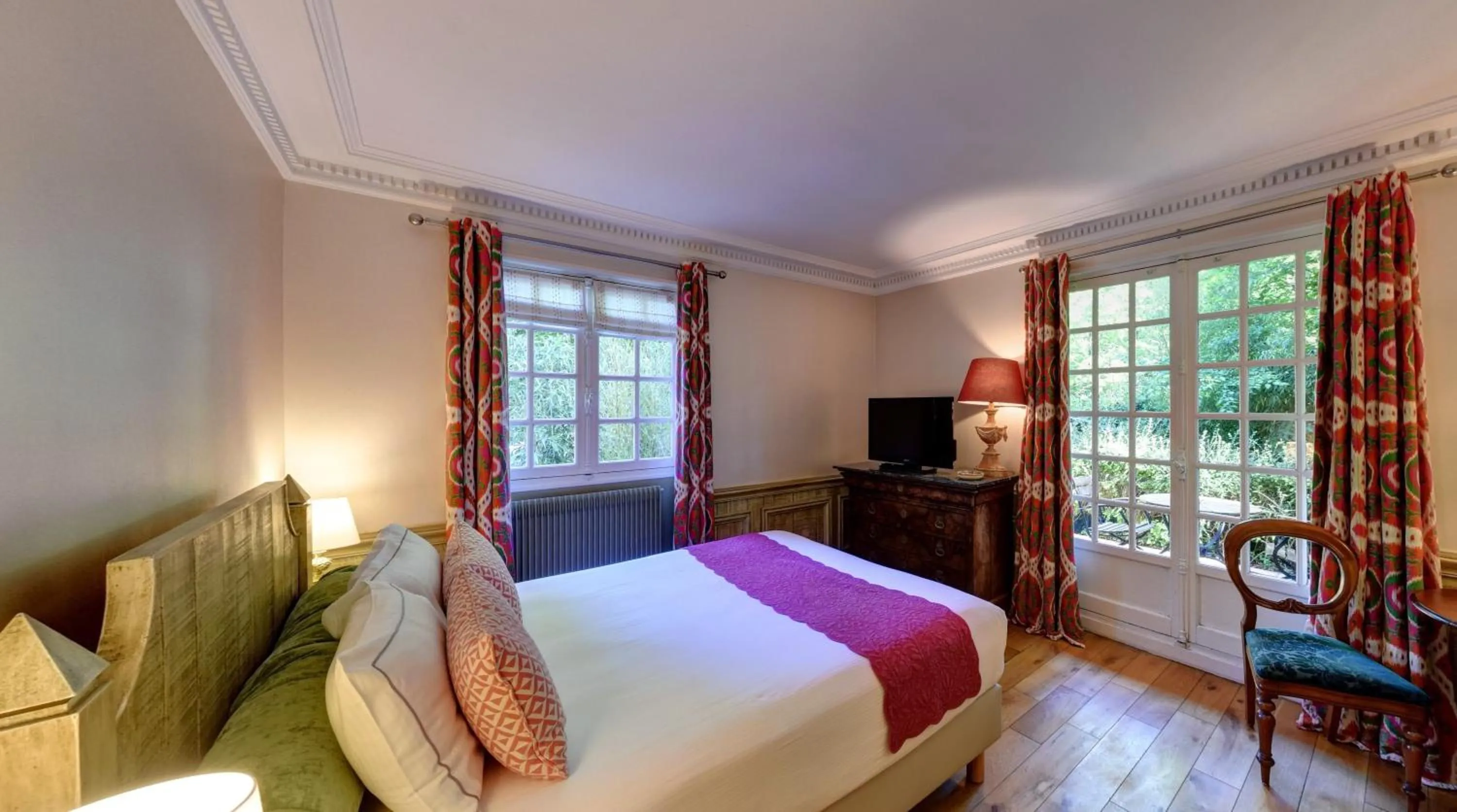 Photo of the whole room, Bed in CAZAUDEHORE Hôtel Restaurant Gastronomique Terrasse et Jardins