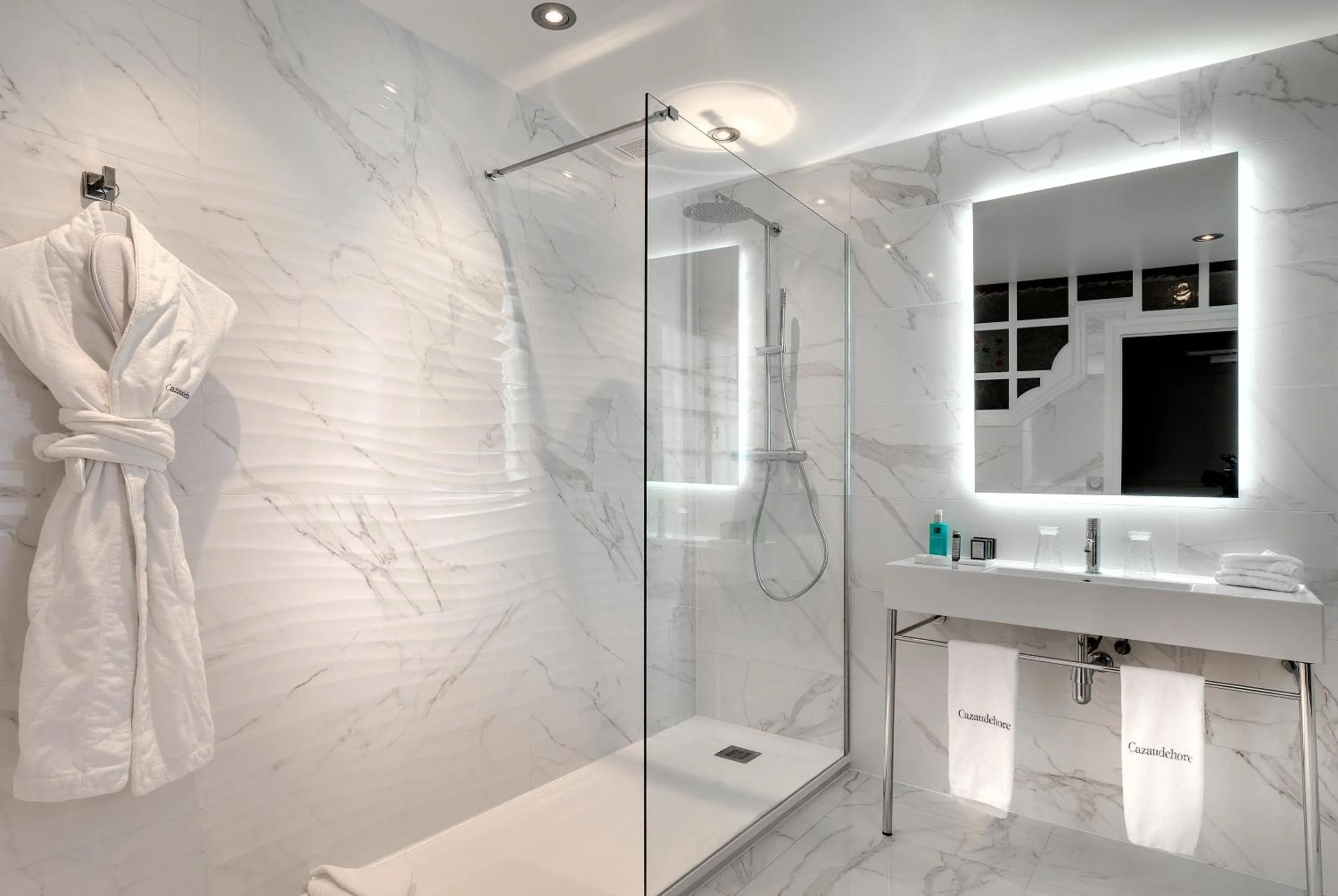 Bathroom in CAZAUDEHORE Hôtel Restaurant Gastronomique Terrasse et Jardins