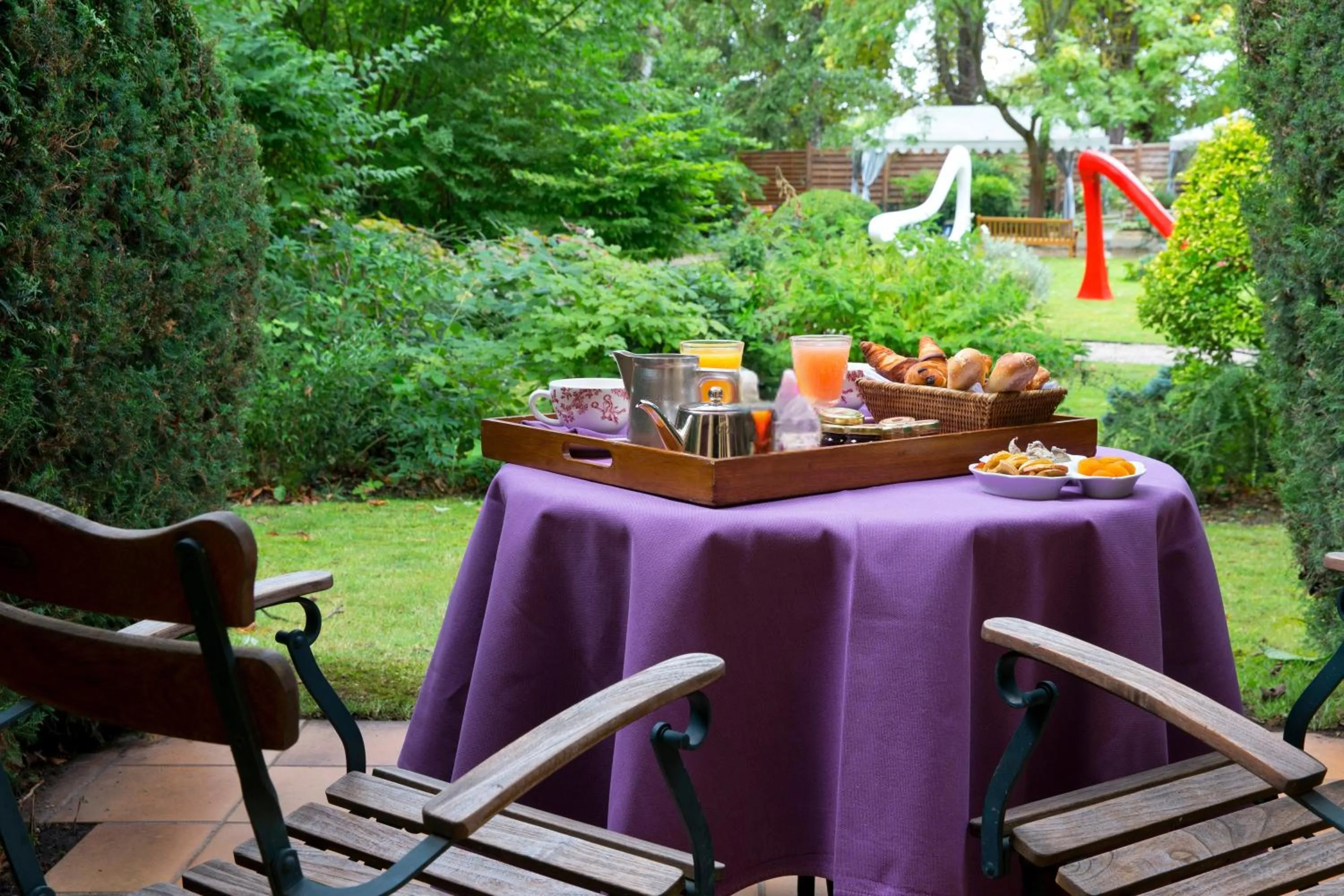 Garden view in CAZAUDEHORE Hôtel Restaurant Gastronomique Terrasse et Jardins