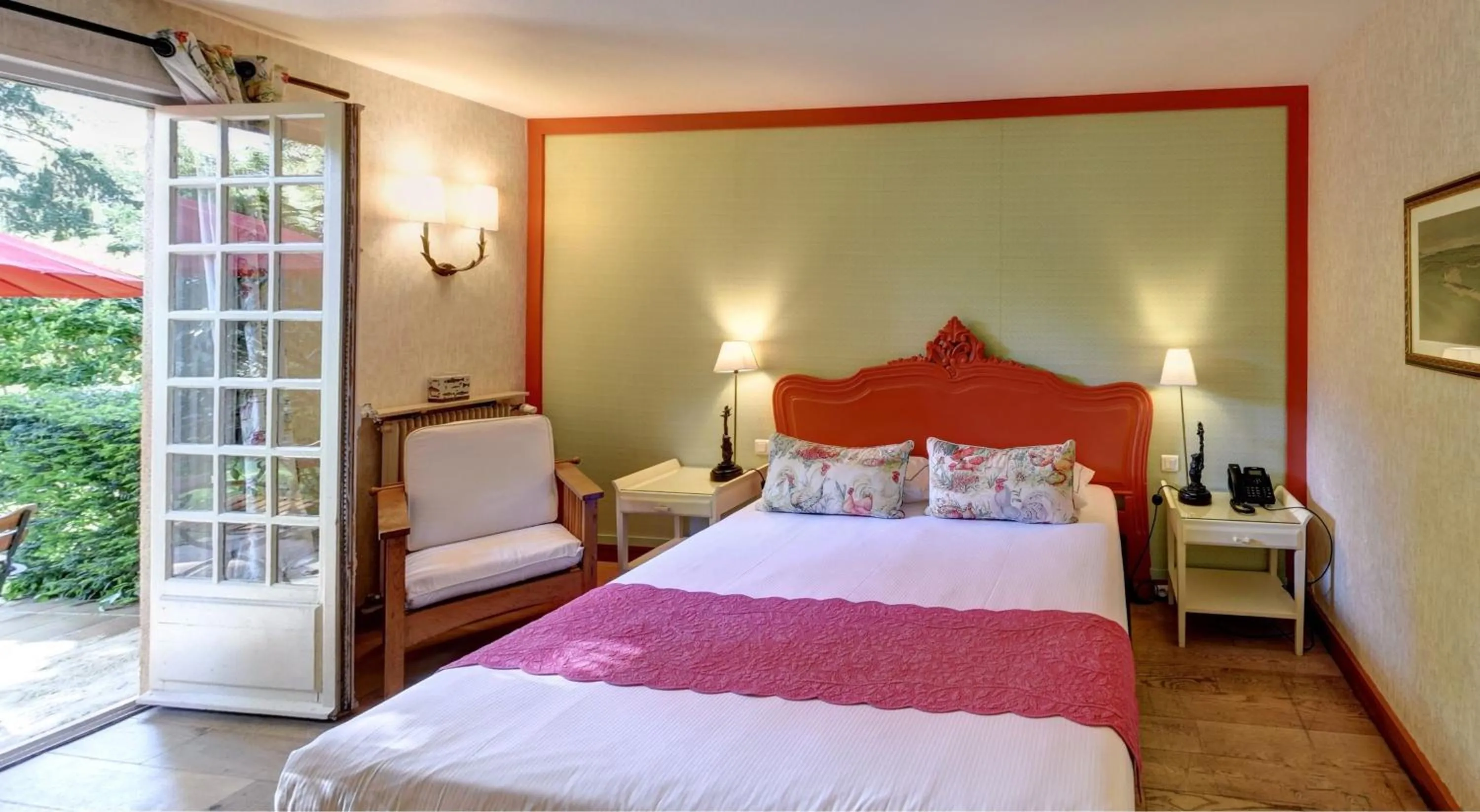 Bed in CAZAUDEHORE Hôtel Restaurant Gastronomique Terrasse et Jardins