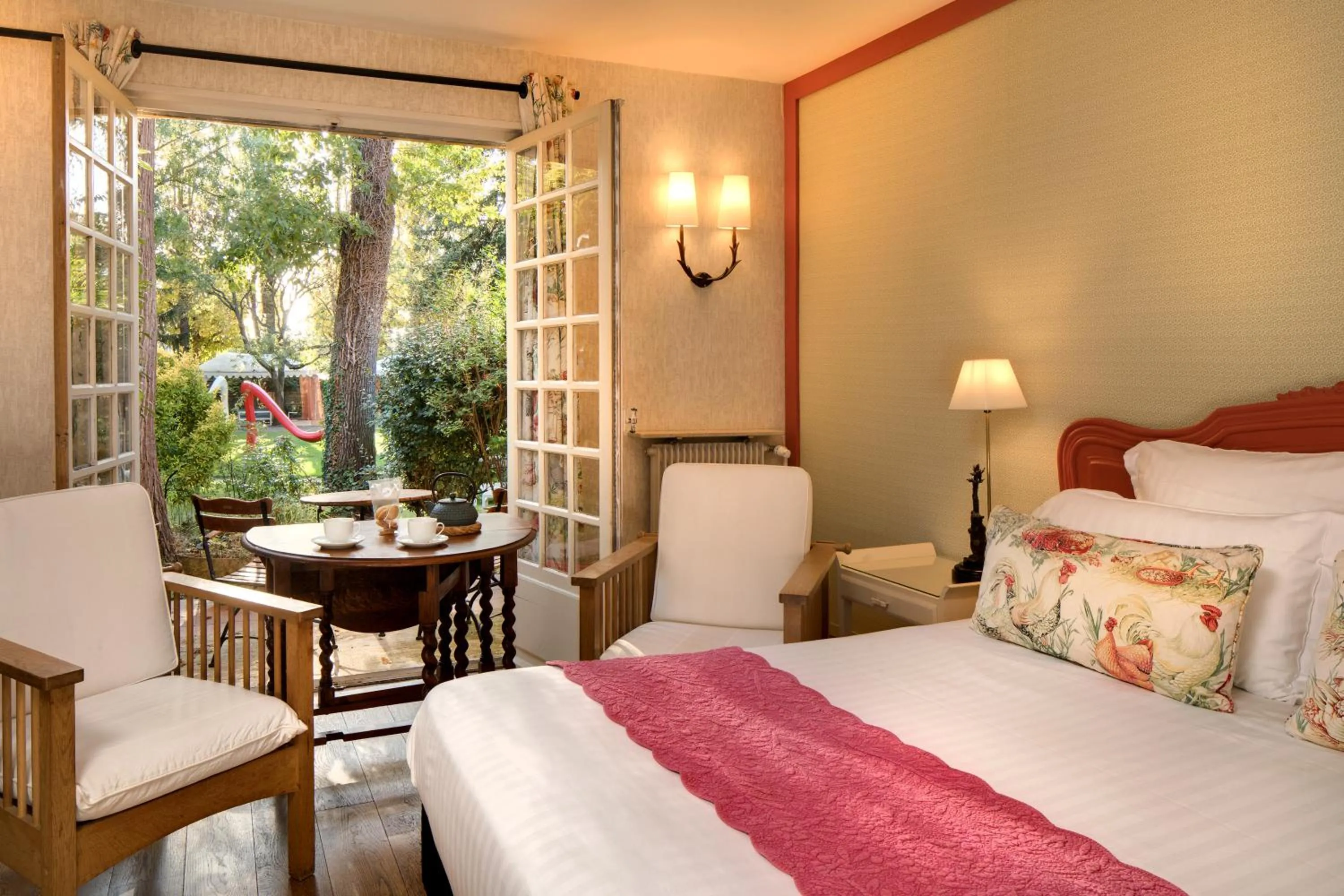 Bed in CAZAUDEHORE Hôtel Restaurant Gastronomique Terrasse et Jardins