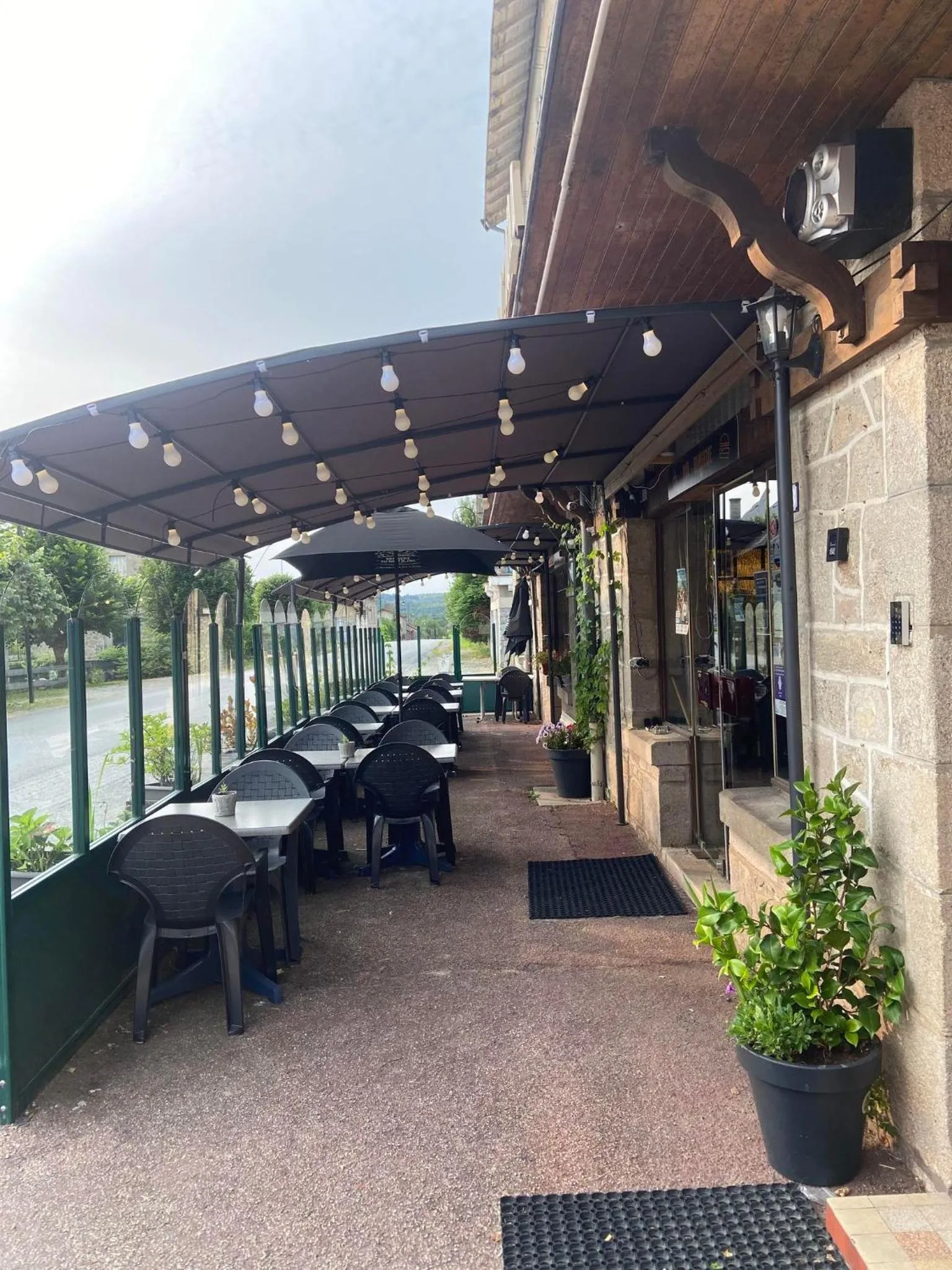 Patio in Auberge du Bois de l'étang - Motel les Tilleuls