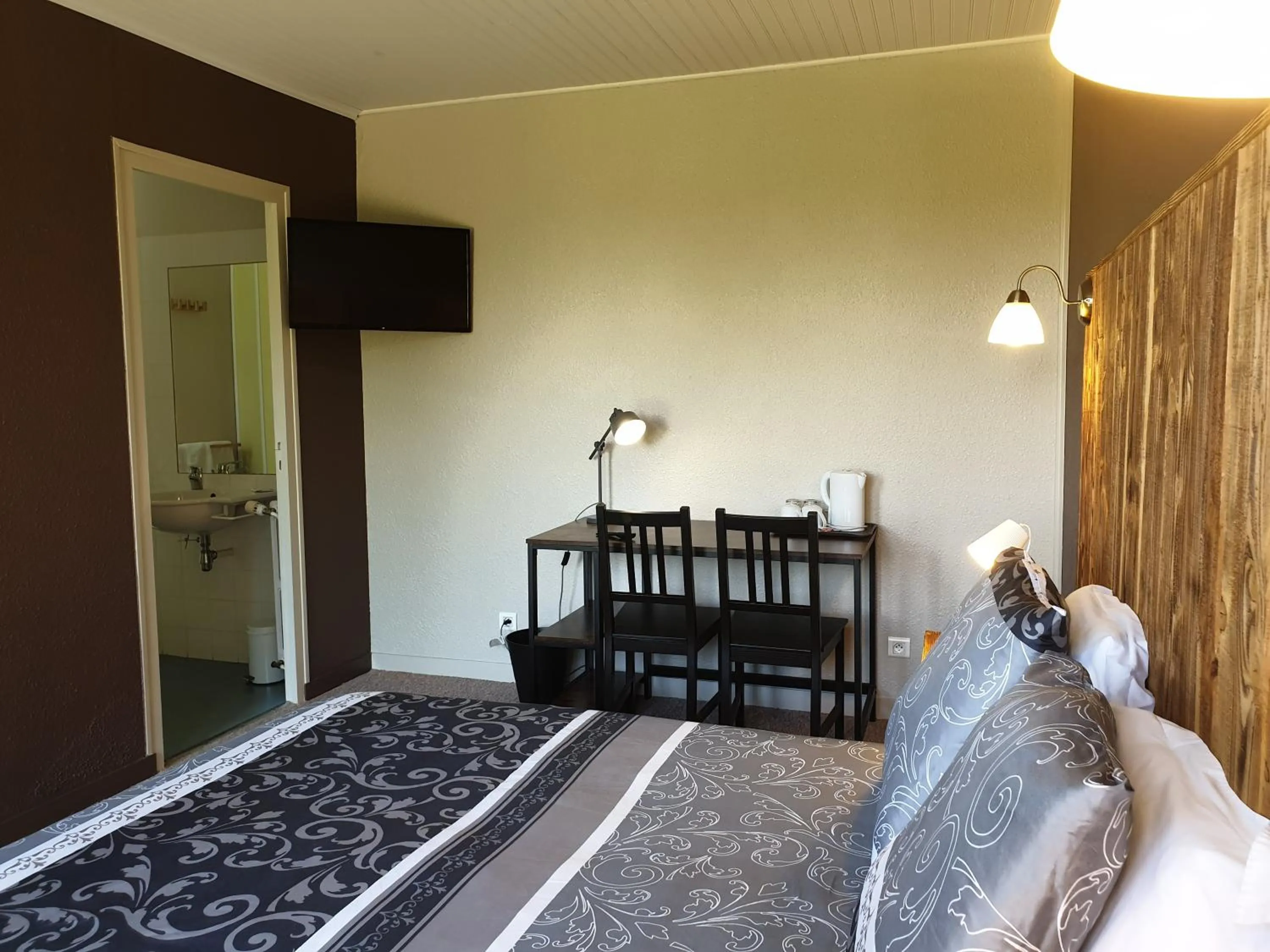 Bedroom, Bed in Auberge du Bois de l'étang - Motel les Tilleuls