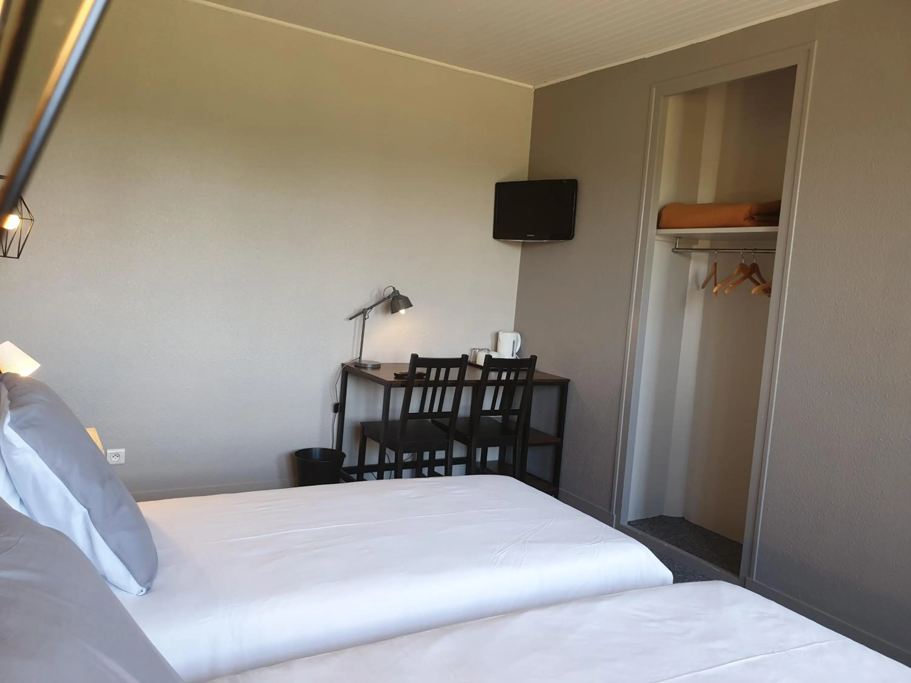 Photo of the whole room, Bed in Auberge du Bois de l'étang - Motel les Tilleuls