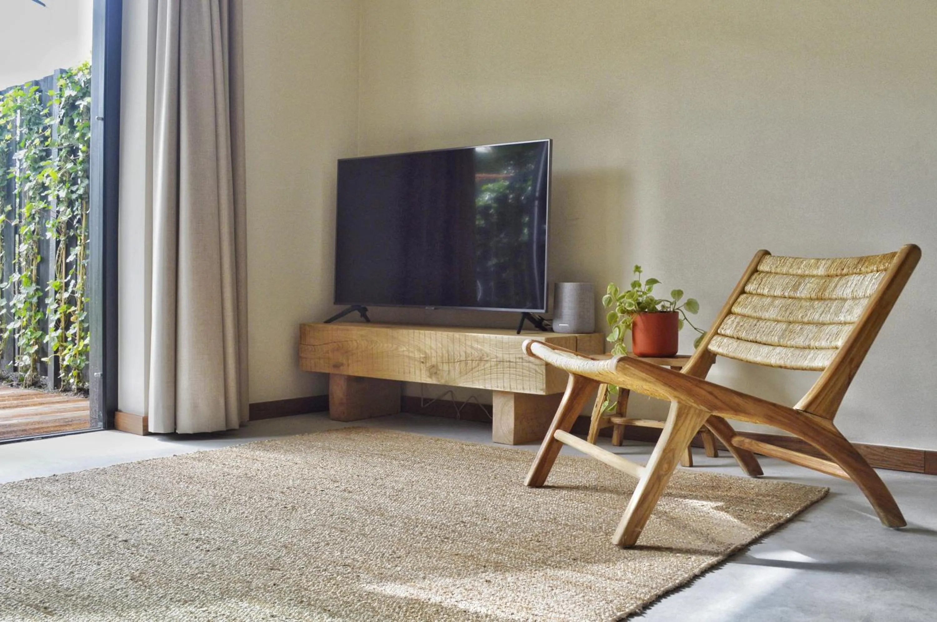 TV and multimedia in Van Heeckeren Apartments & Suites Nes