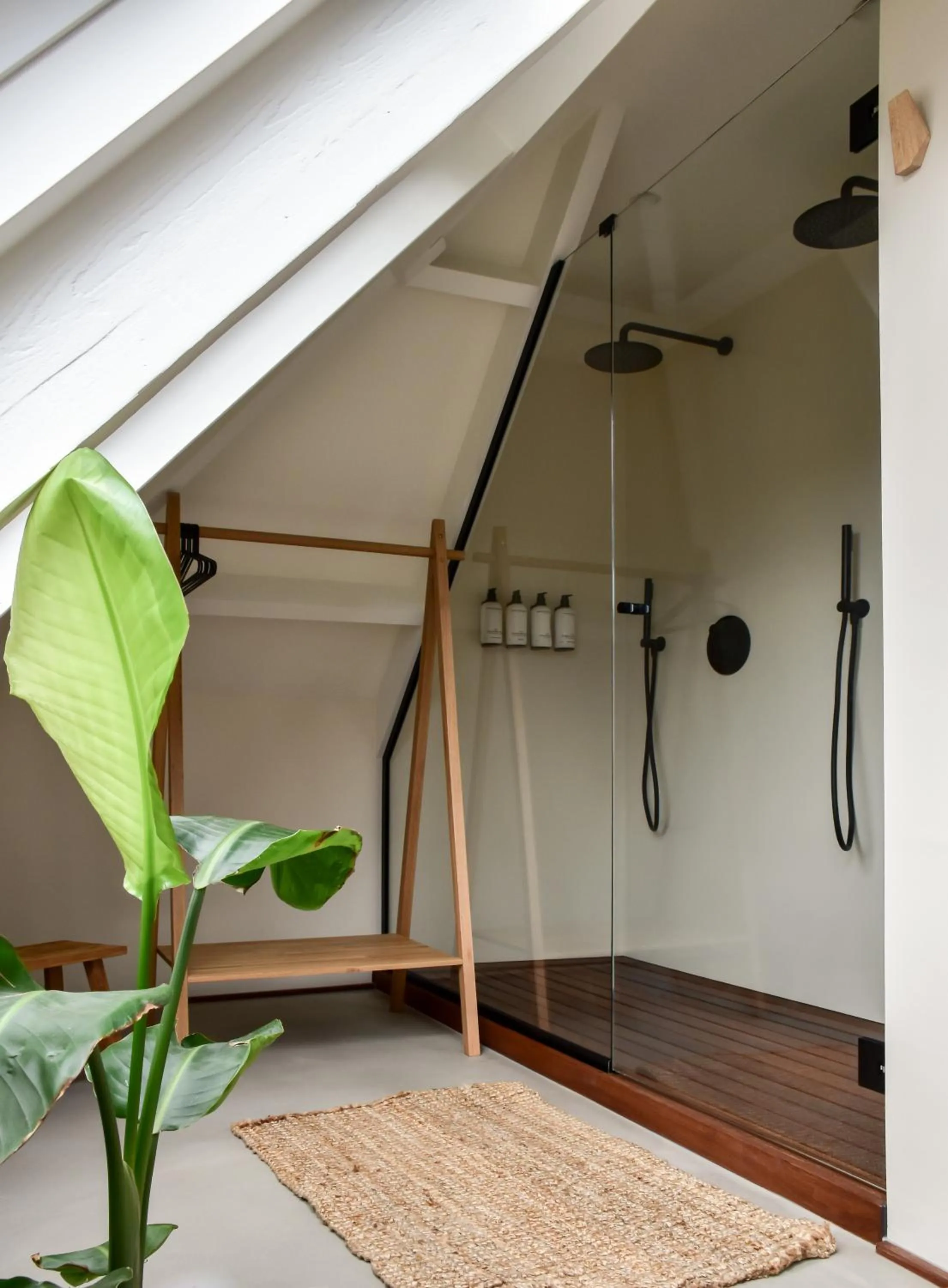 Shower in Van Heeckeren Apartments & Suites Nes