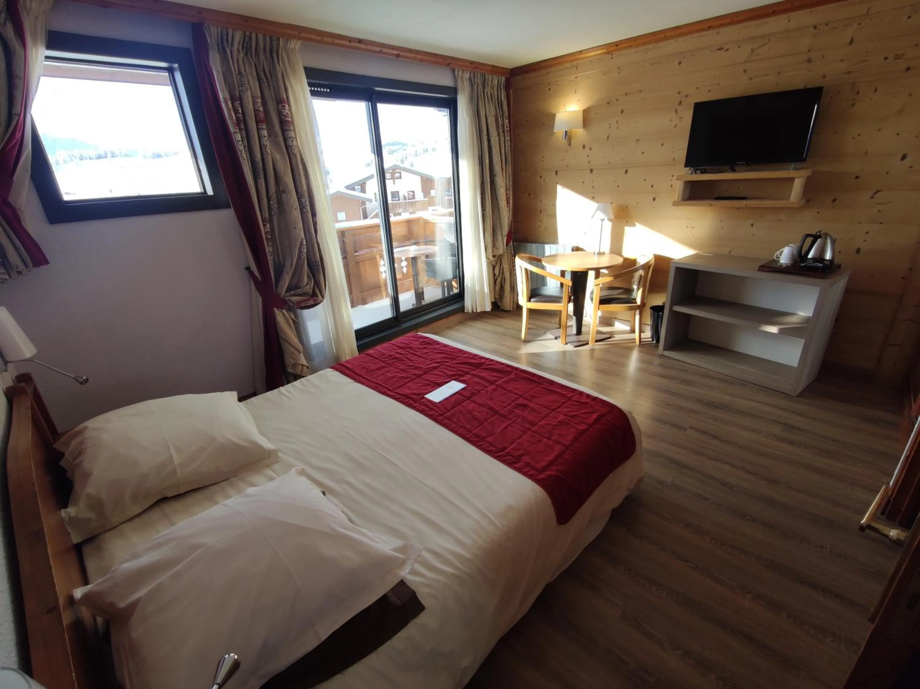 Photo of the whole room, Bed in Le Calgary