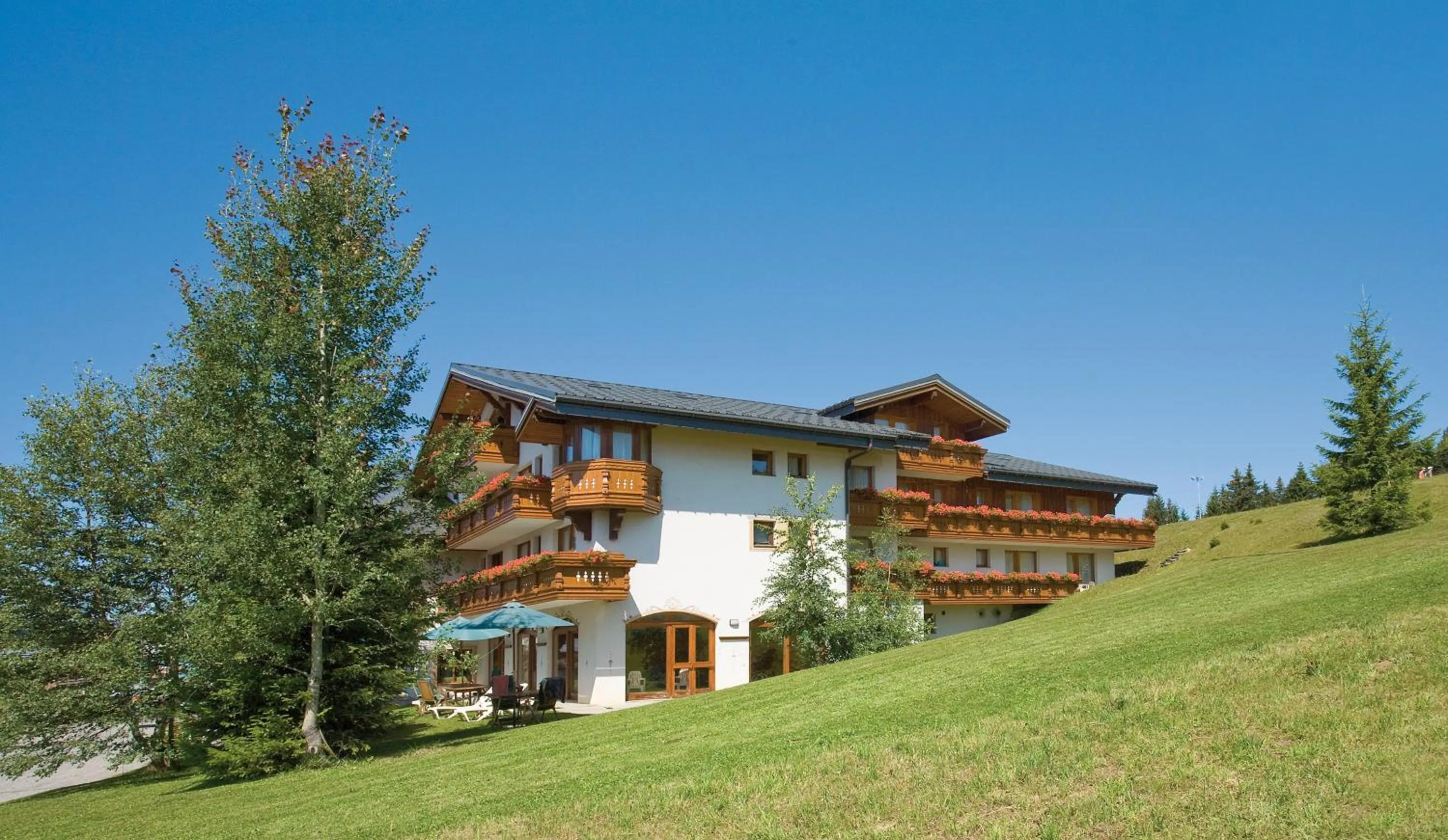 Facade/entrance in Le Calgary