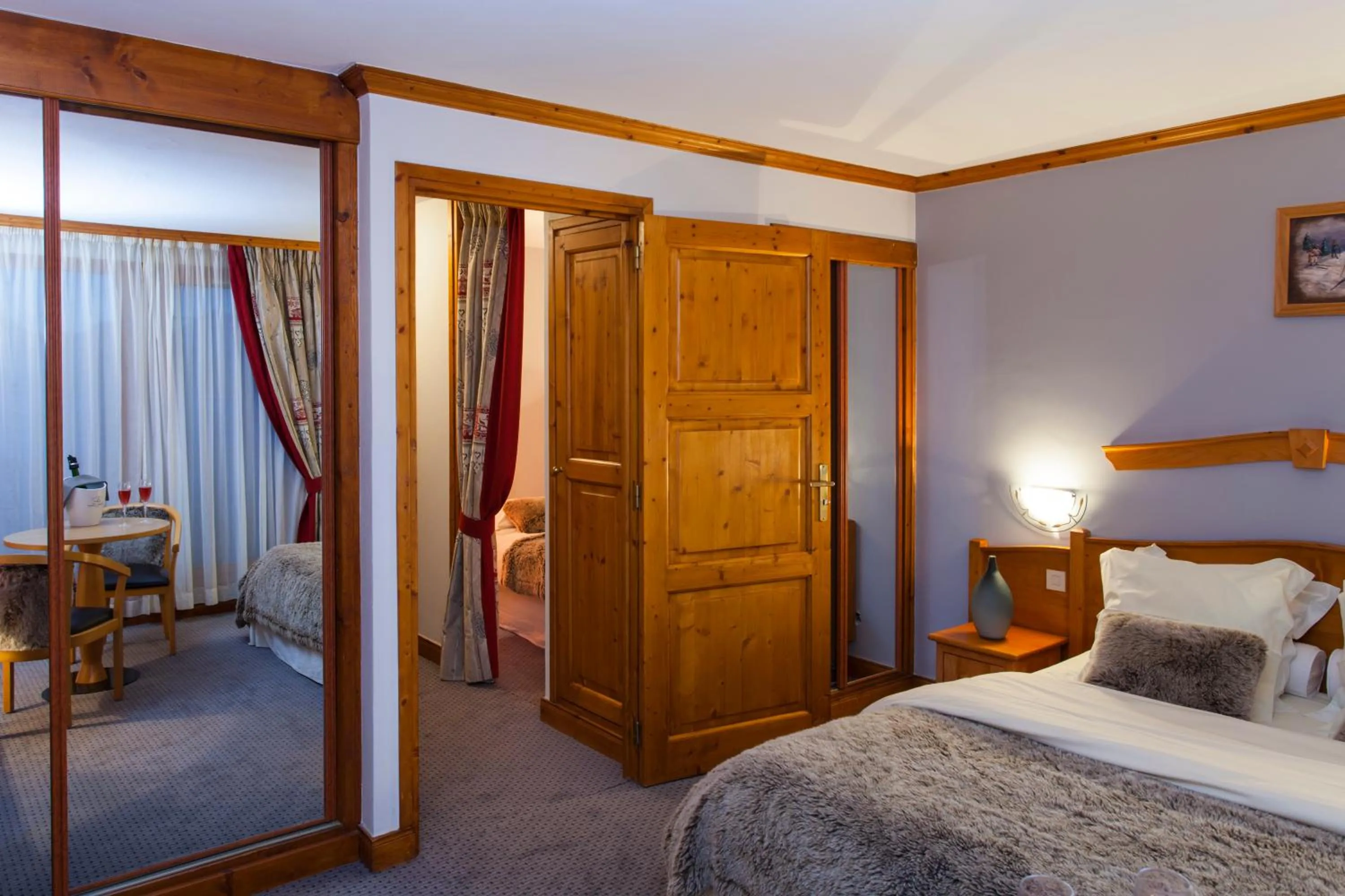 Photo of the whole room, Bed in Le Calgary