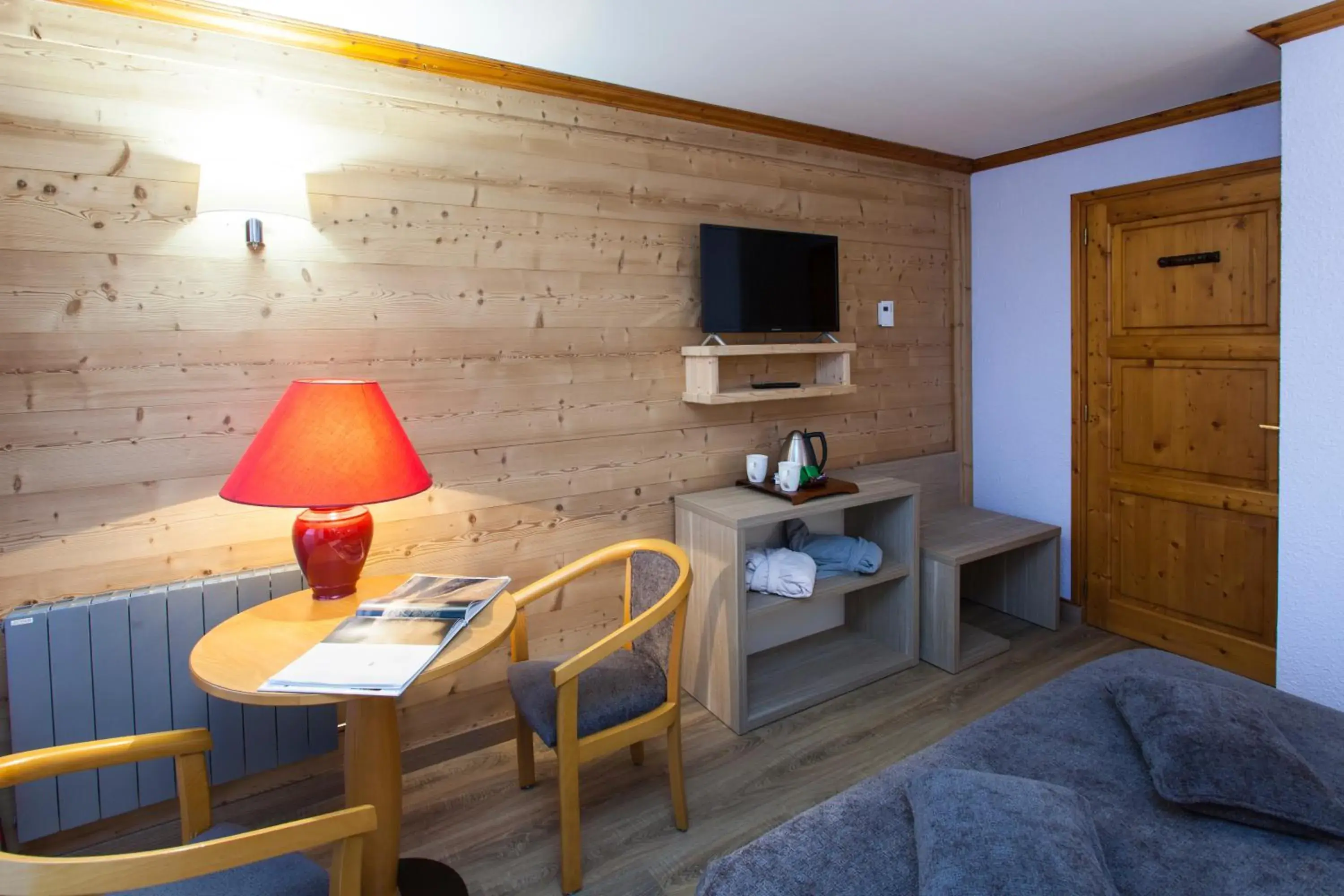 Double Room with Mountain View in Le Calgary Double Room with Mountain View in Le Calgary