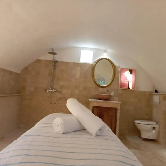 Bed in Suite Royale- SPA - Jacuzzi - Sauna - Massage - 2 Double Rooms - 4 SAISONS - Piscine Chauffée Toute l'année - POOL VIEW - Heated POOL -800m City Centre