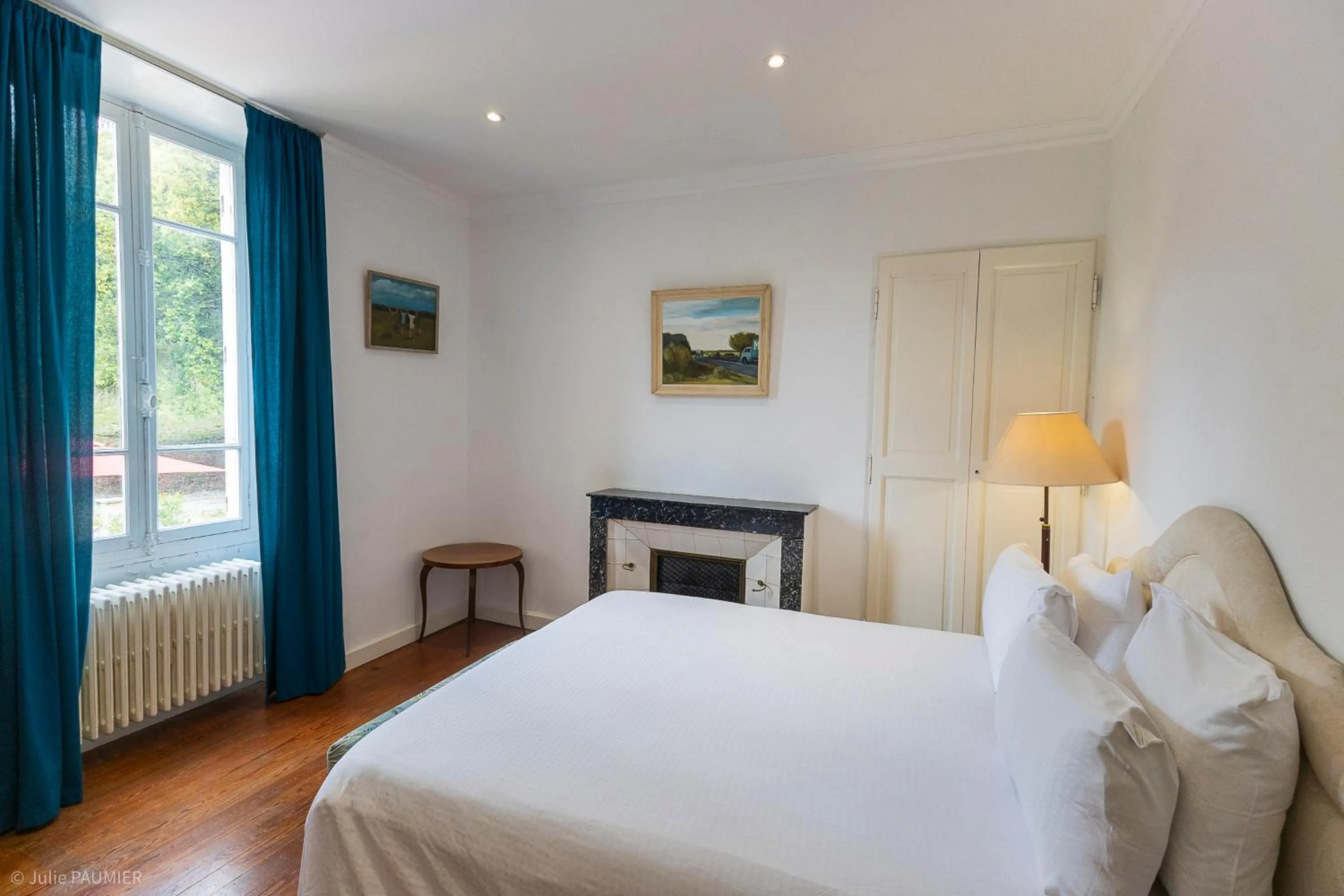 Bed in Suite Royale- SPA - Jacuzzi - Sauna - Massage - 2 Double Rooms - 4 SAISONS - Piscine Chauffée Toute l'année - POOL VIEW - Heated POOL -800m City Centre