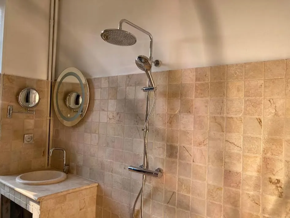 Suite Royale- SPA - Jacuzzi - Sauna - Massage - 2 Double Rooms - 4 SAISONS - Piscine Chauffée Toute l'année - POOL VIEW - Heated POOL -800m City Centre