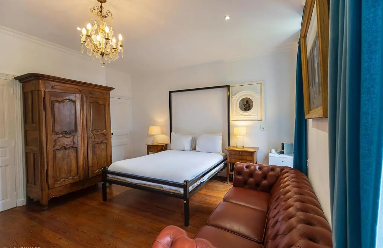 Bed in Suite Royale- SPA - Jacuzzi - Sauna - Massage - 2 Double Rooms - 4 SAISONS - Piscine Chauffée Toute l'année - POOL VIEW - Heated POOL -800m City Centre