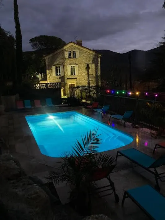 Suite Royale- SPA - Jacuzzi - Sauna - Massage - 2 Double Rooms - 4 SAISONS - Piscine Chauffée Toute l'année - POOL VIEW - Heated POOL -800m City Centre