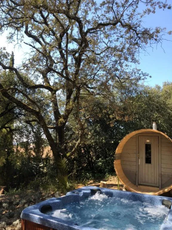 Suite Royale- SPA - Jacuzzi - Sauna - Massage - 2 Double Rooms - 4 SAISONS - Piscine Chauffée Toute l'année - POOL VIEW - Heated POOL -800m City Centre