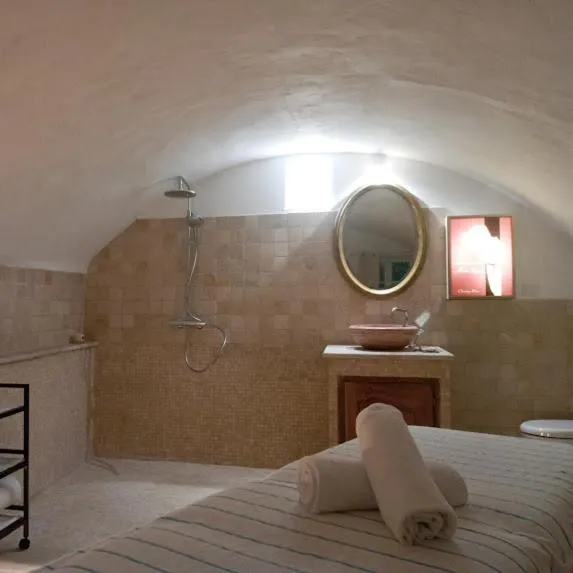 Bed in Suite Royale- SPA - Jacuzzi - Sauna - Massage - 2 Double Rooms - 4 SAISONS - Piscine Chauffée Toute l'année - POOL VIEW - Heated POOL -800m City Centre