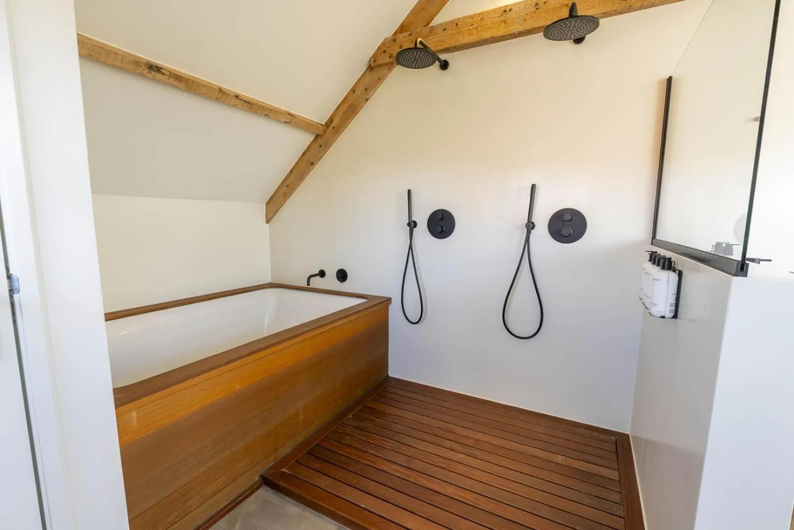 Bath in Van Heeckeren Apartments & Suites Buren