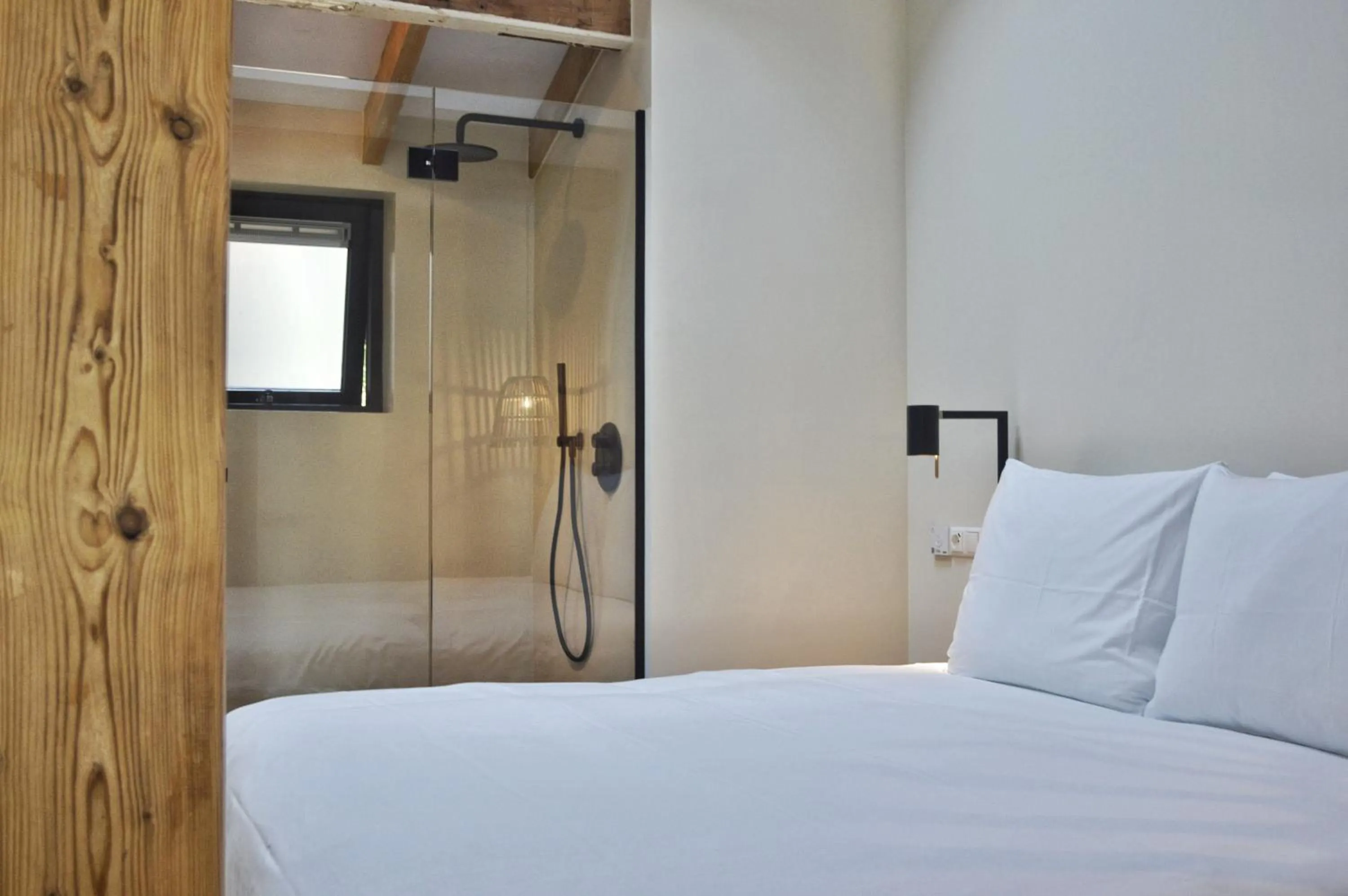 Bathroom, Bed in Van Heeckeren Apartments & Suites Buren