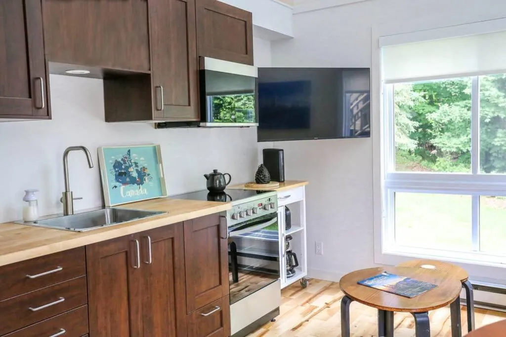 Kitchen or kitchenette in The MountainSide by Escapades Tremblant
