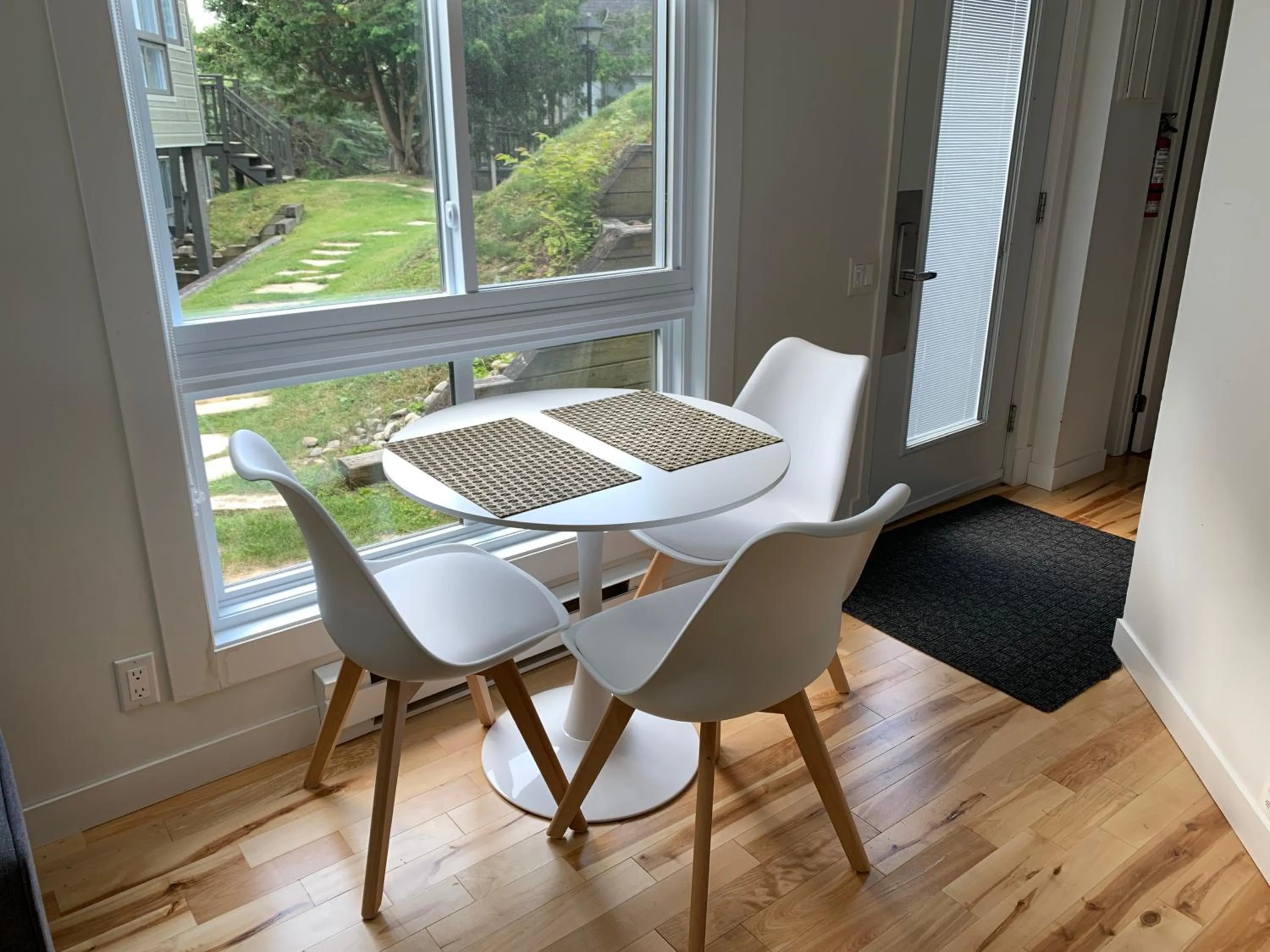 Dining area in The MountainSide by Escapades Tremblant
