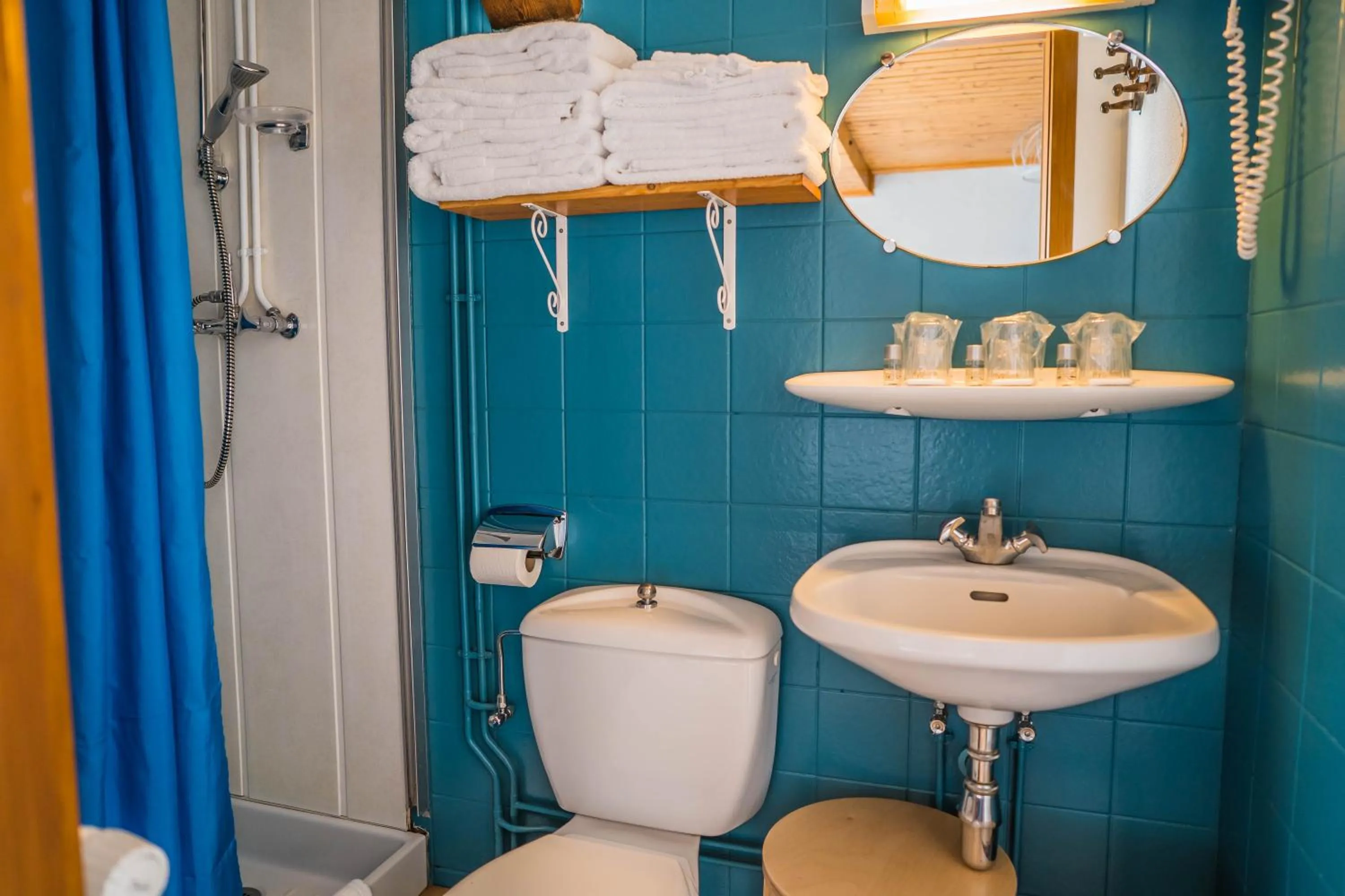 Shower in Hôtel Au Vieux Moulin