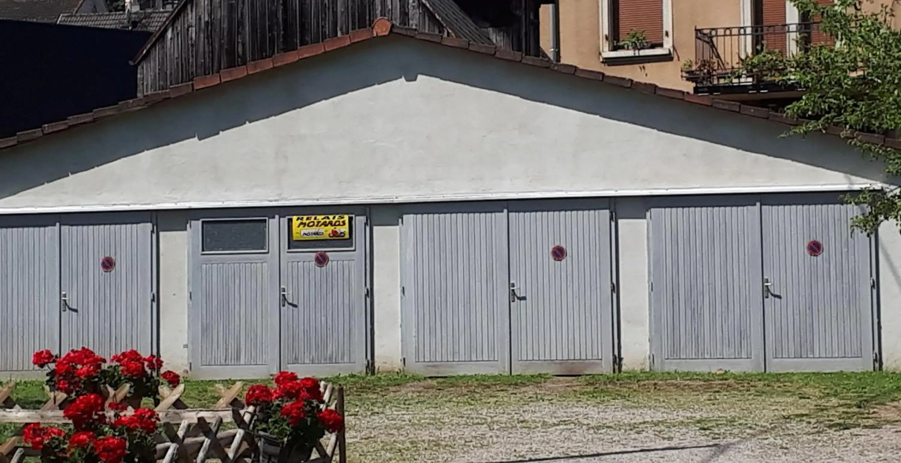 Property building in Hôtel Au Vieux Moulin Property building in Hôtel Au Vieux Moulin