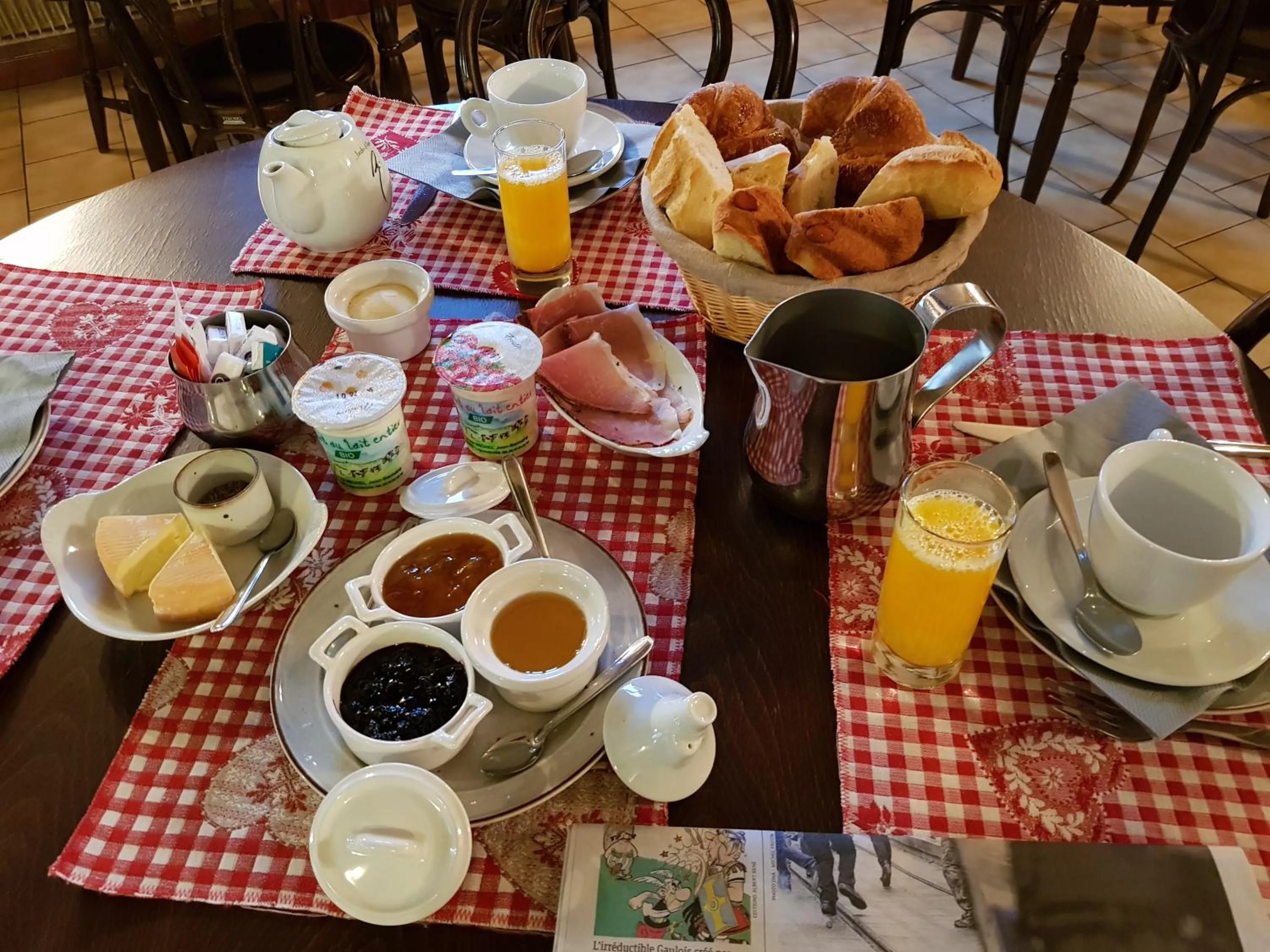 Continental breakfast in Hôtel Au Vieux Moulin