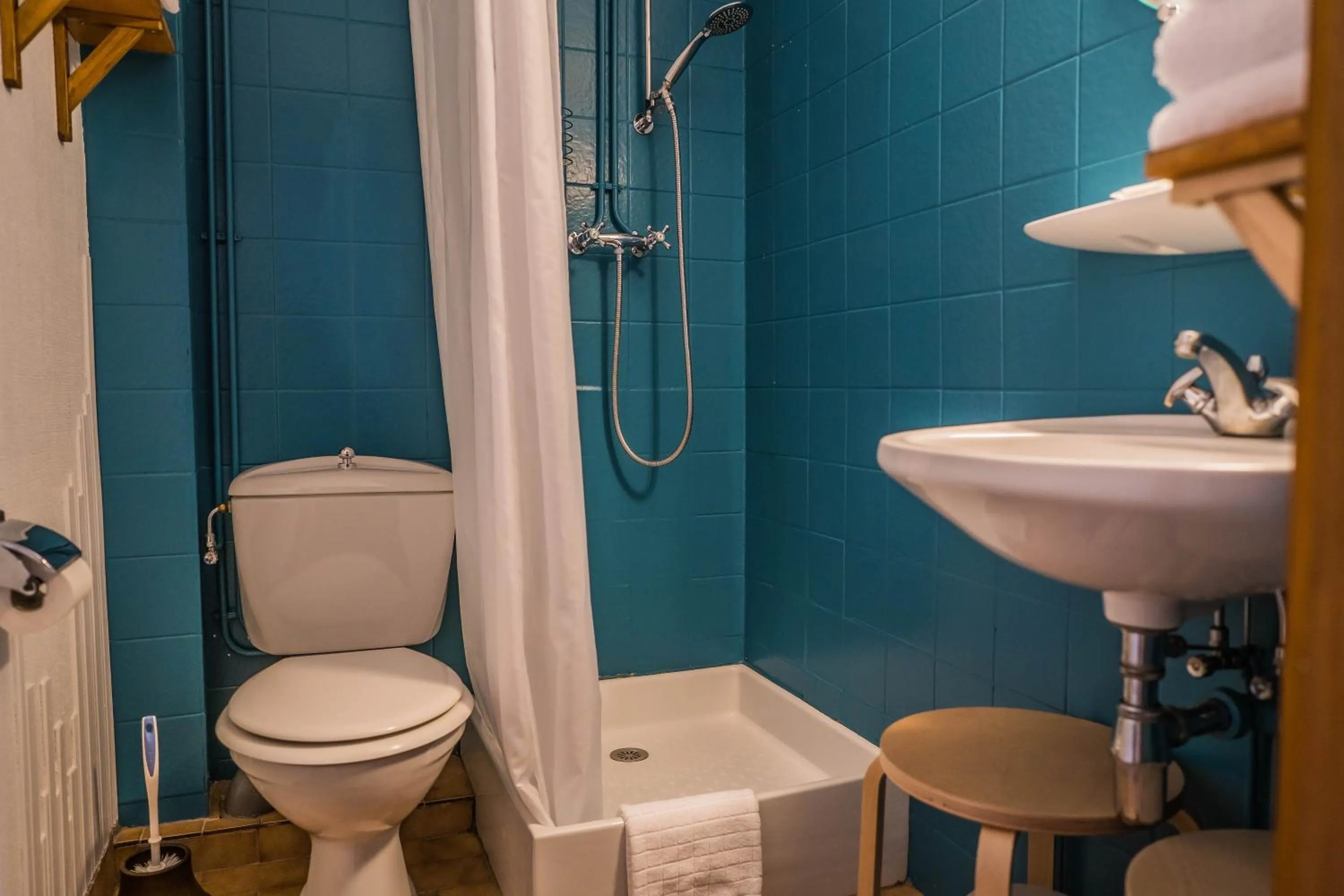 Shower in Hôtel Au Vieux Moulin