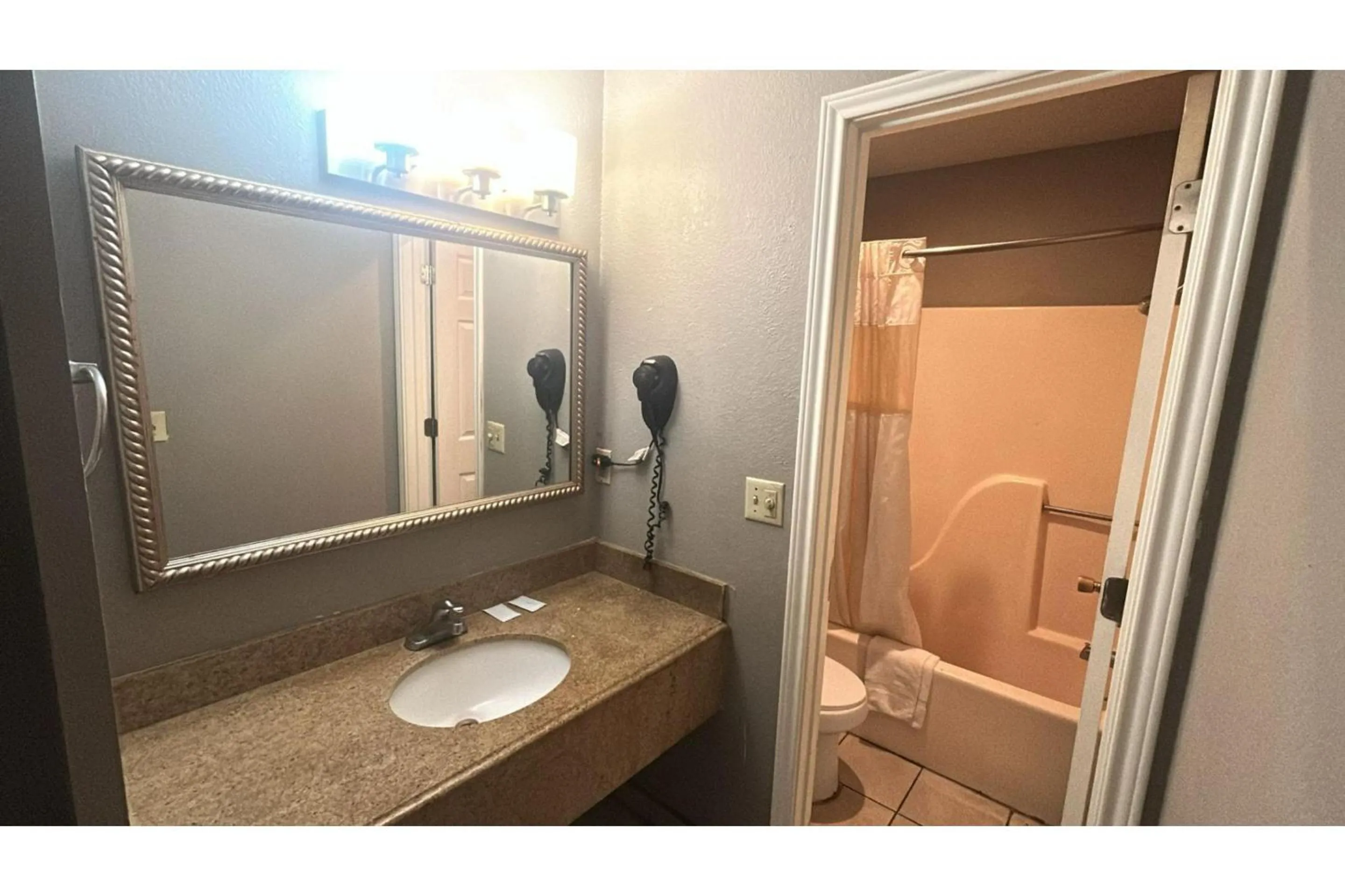 Bathroom in HiWay Inn Express Elk City Route 66